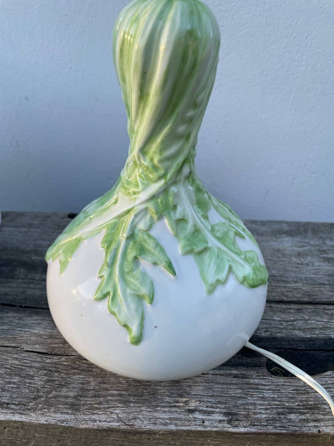 White ceramic lamp with foliage decoration