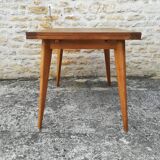 Oak table has two vintage extensions