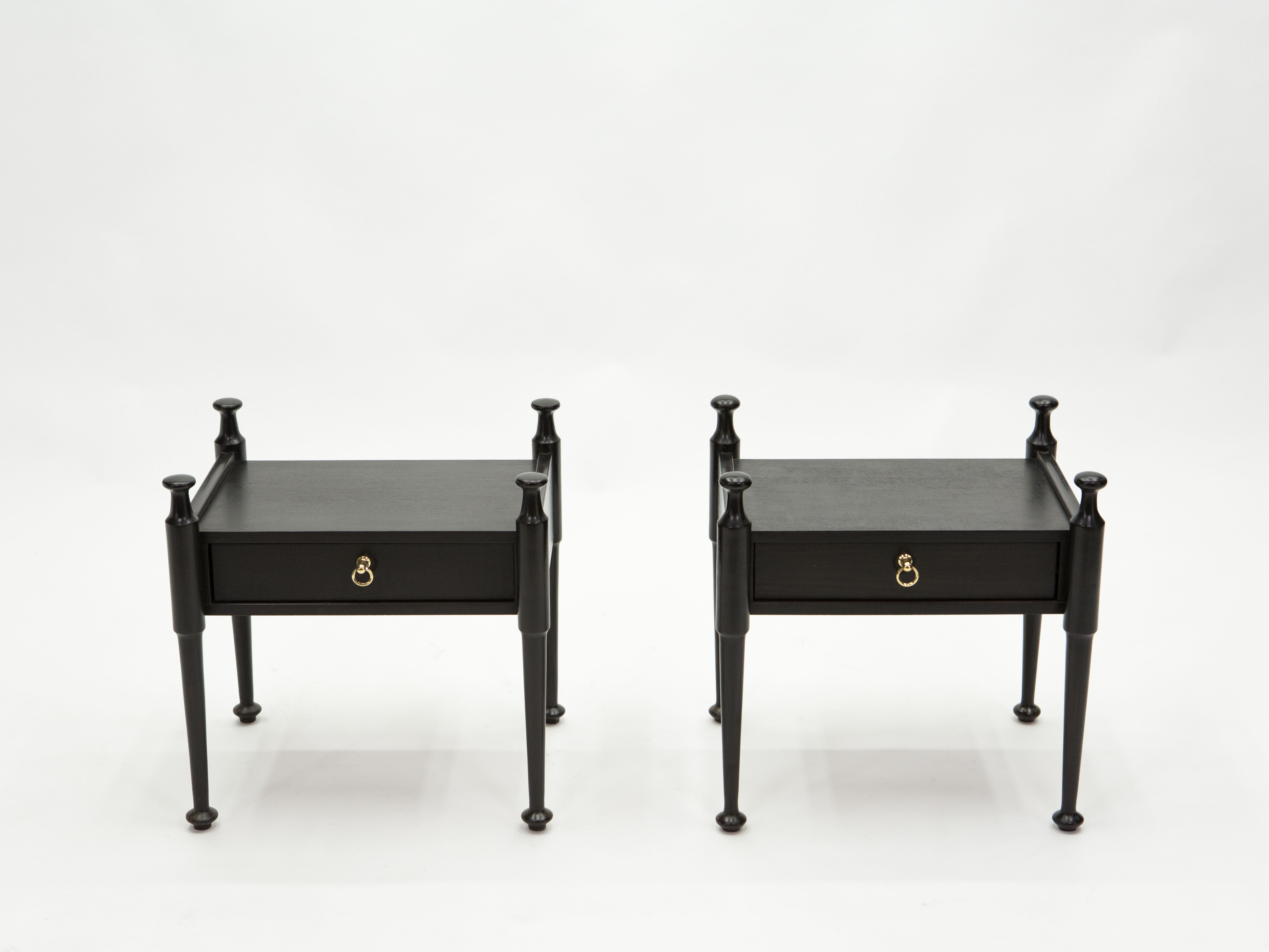Paire de chevets en chêne teinté noir et laiton vers 1970