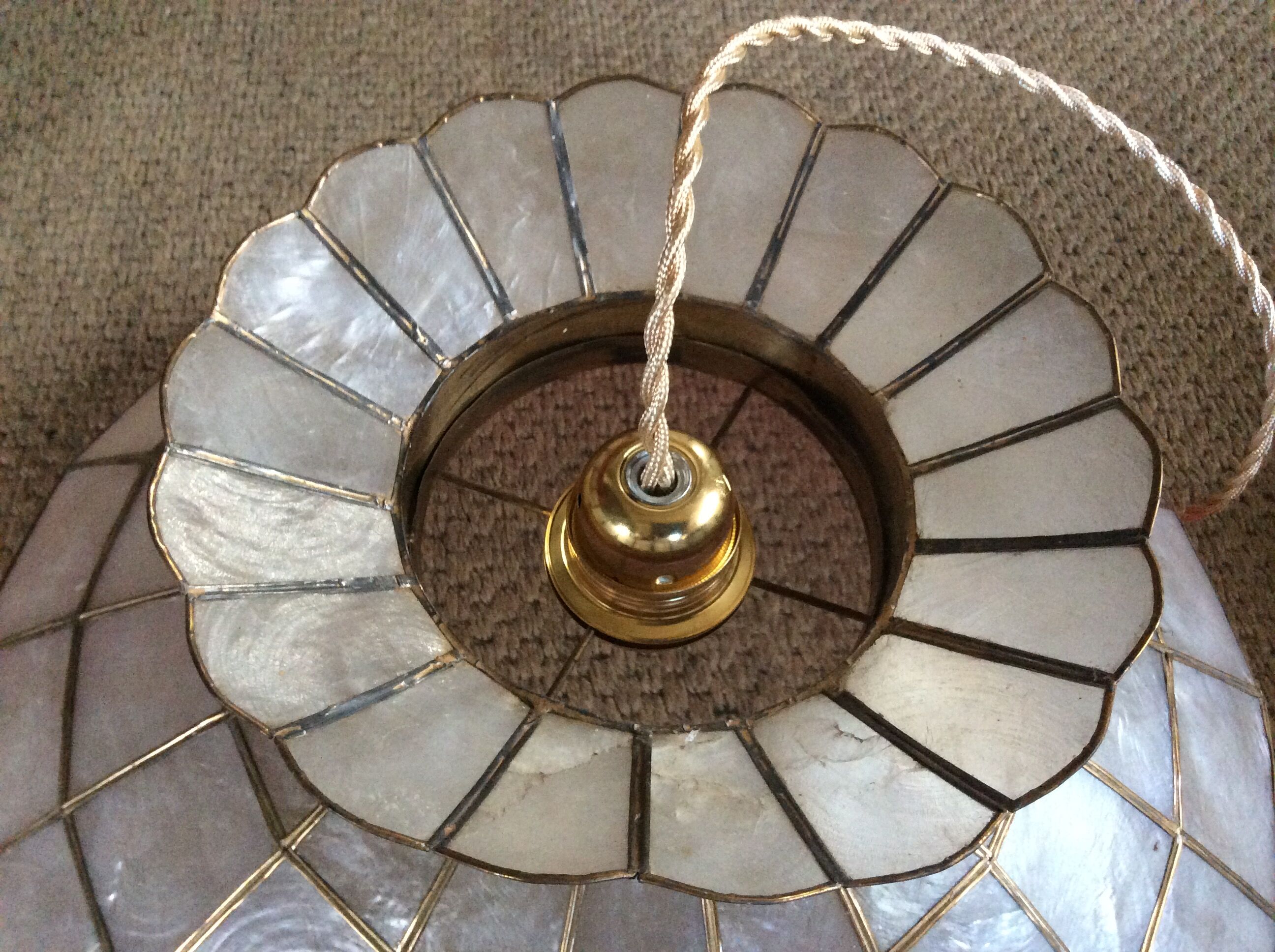 Mother-of-pearl suspension