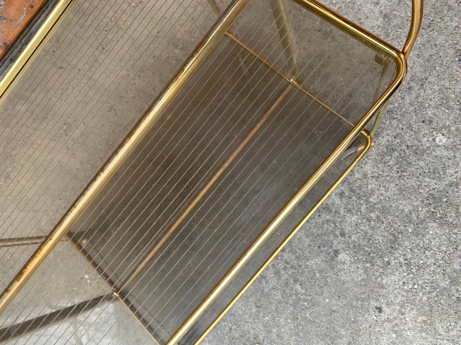 Chariot pliant vintage doré en laiton et plastique fumé à deux plateaux et roulettes