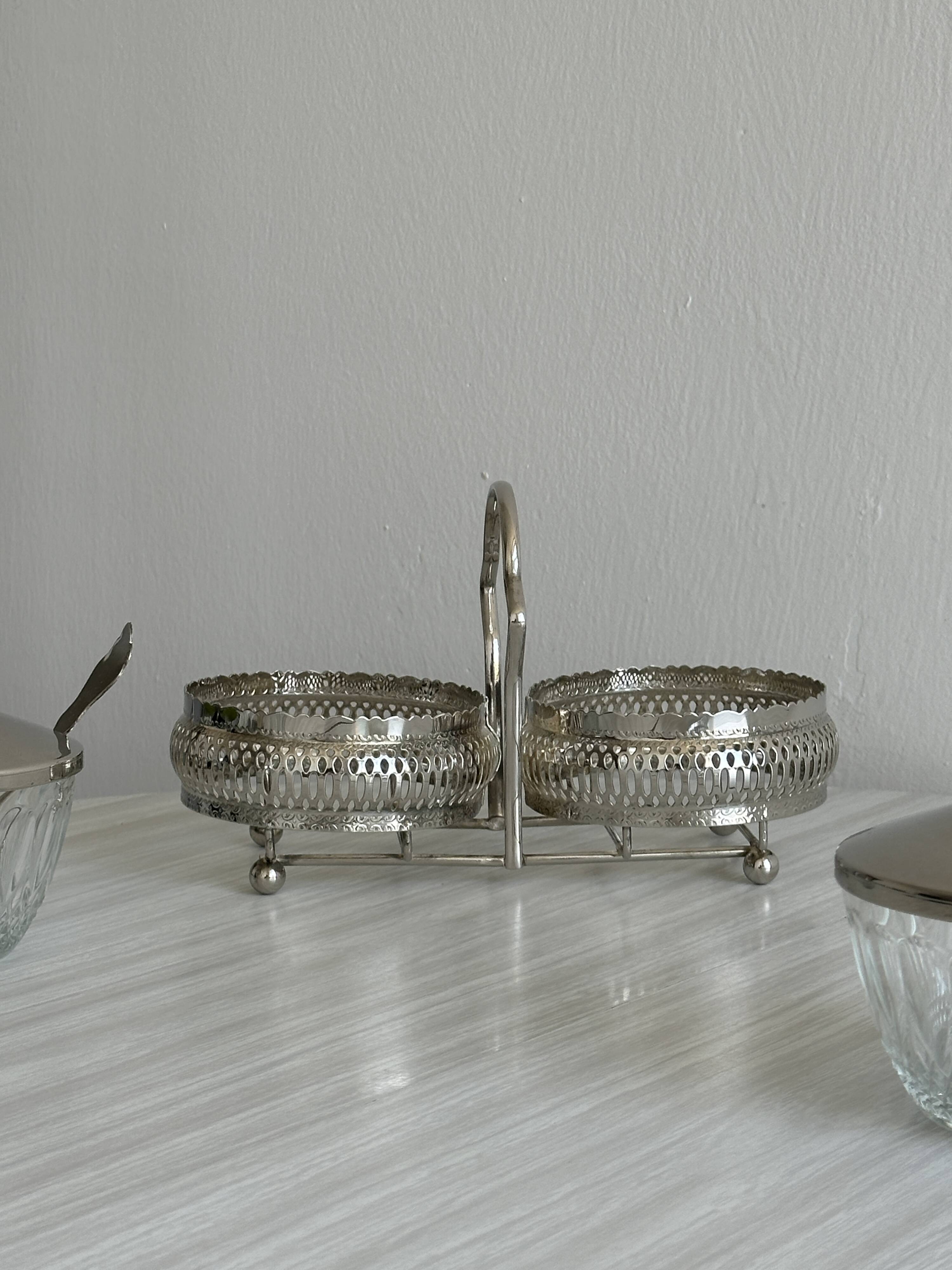 Saucières, serviteur en métal argenté et verre ciselé