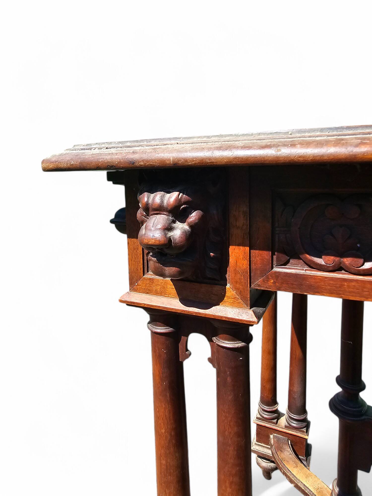 Bureau style Renaissance en bois sculpté