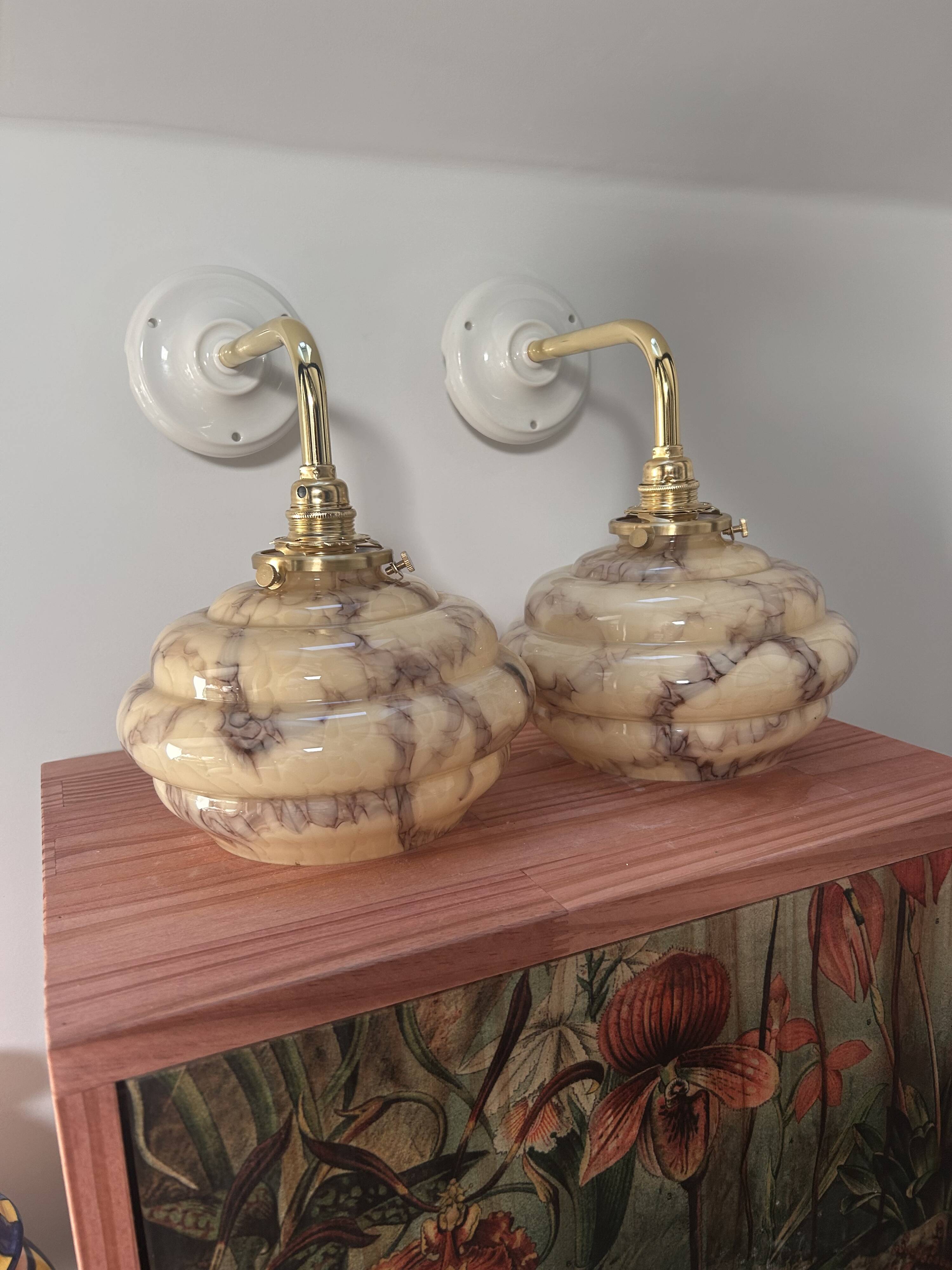 Paire d’appliques murales en opaline marbrée
