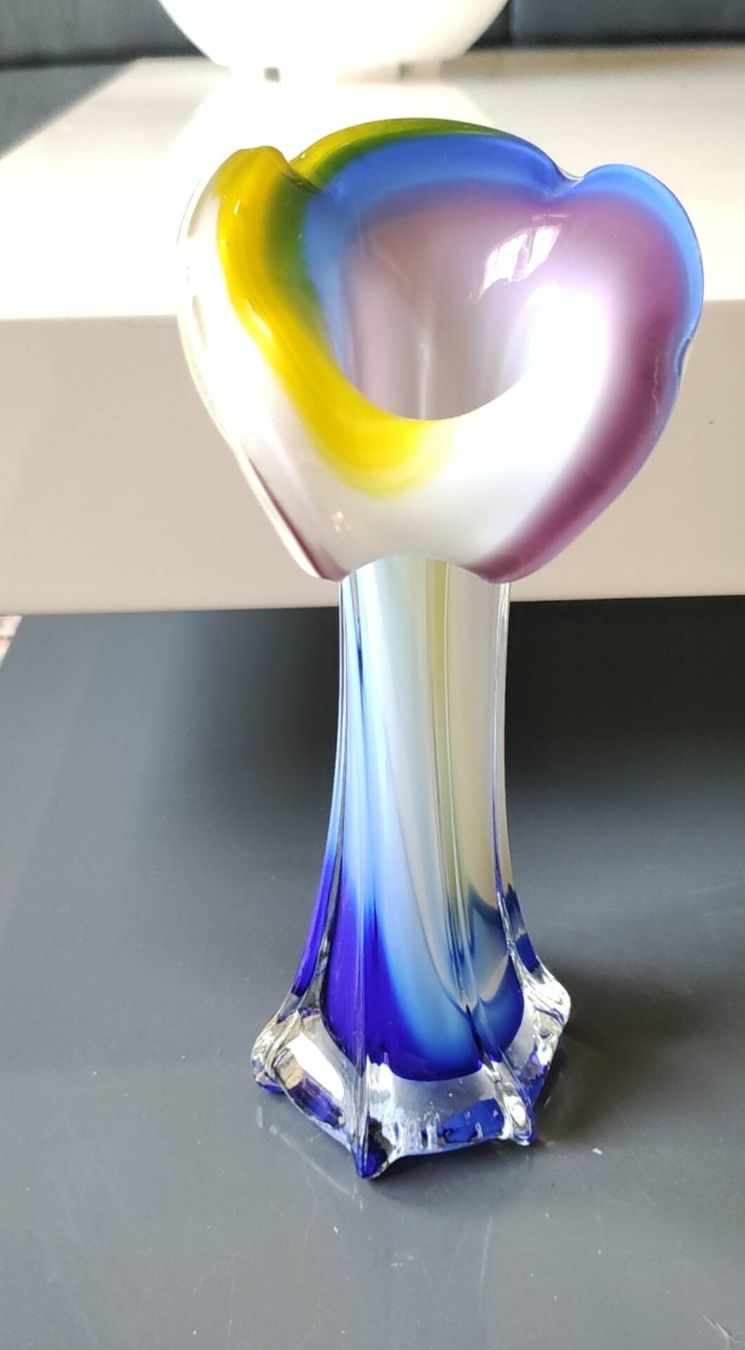 Vase design Fleur Arum. In blown art glass, Murano style. 21 cm.
