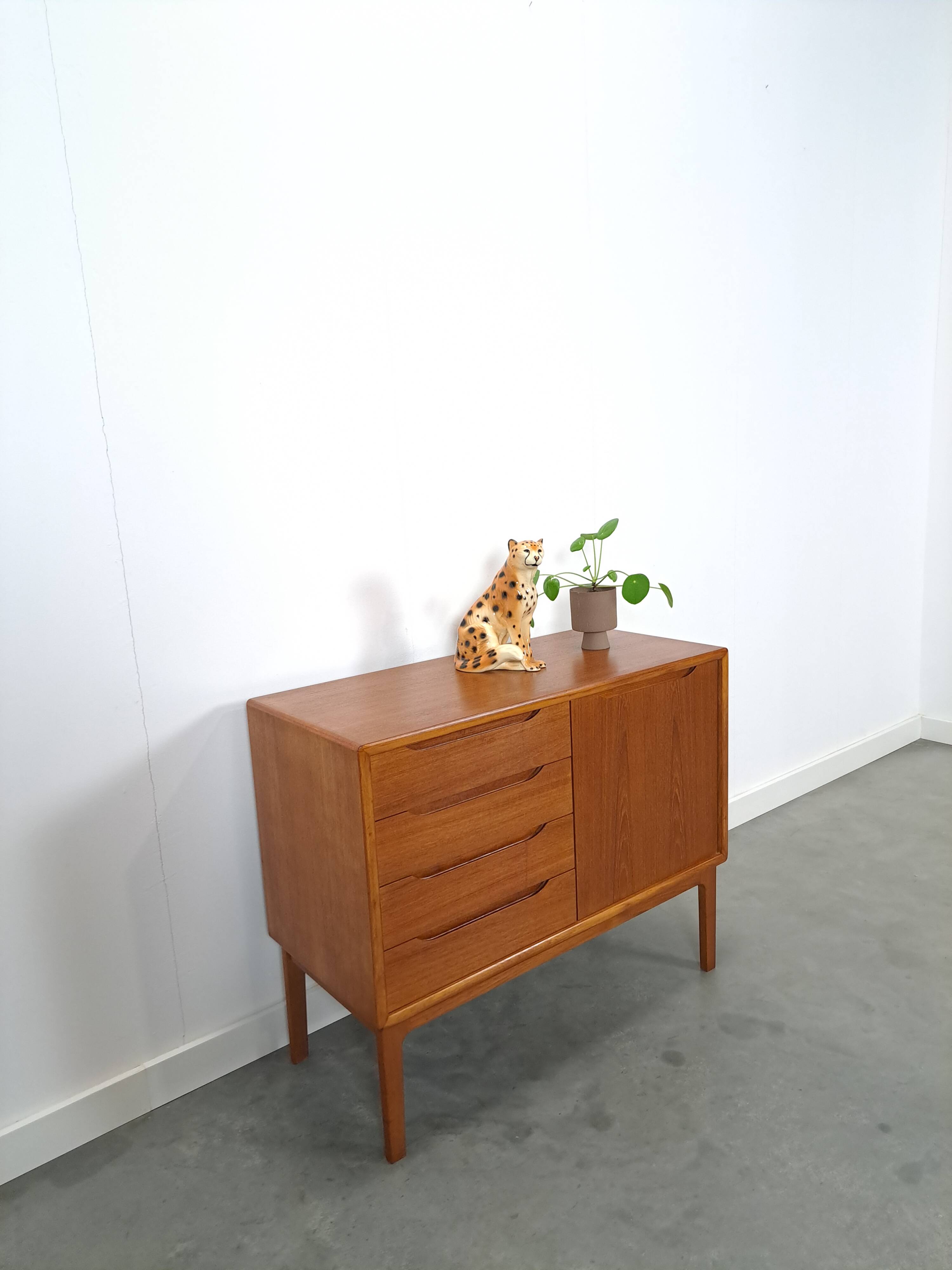 Teak Deens dressoir met lades vintage