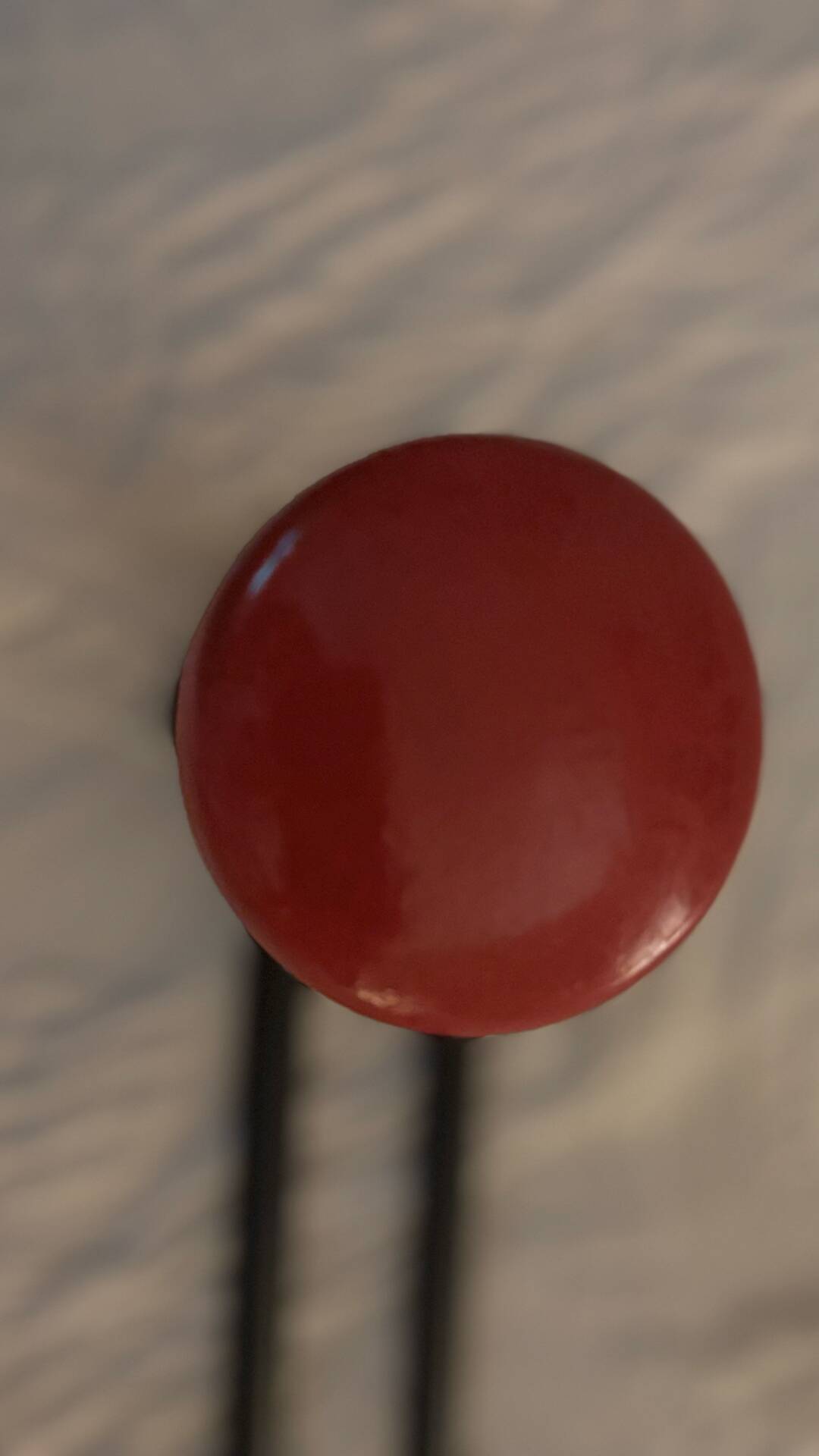Patère double d’école. Rouge grenat métal rouge