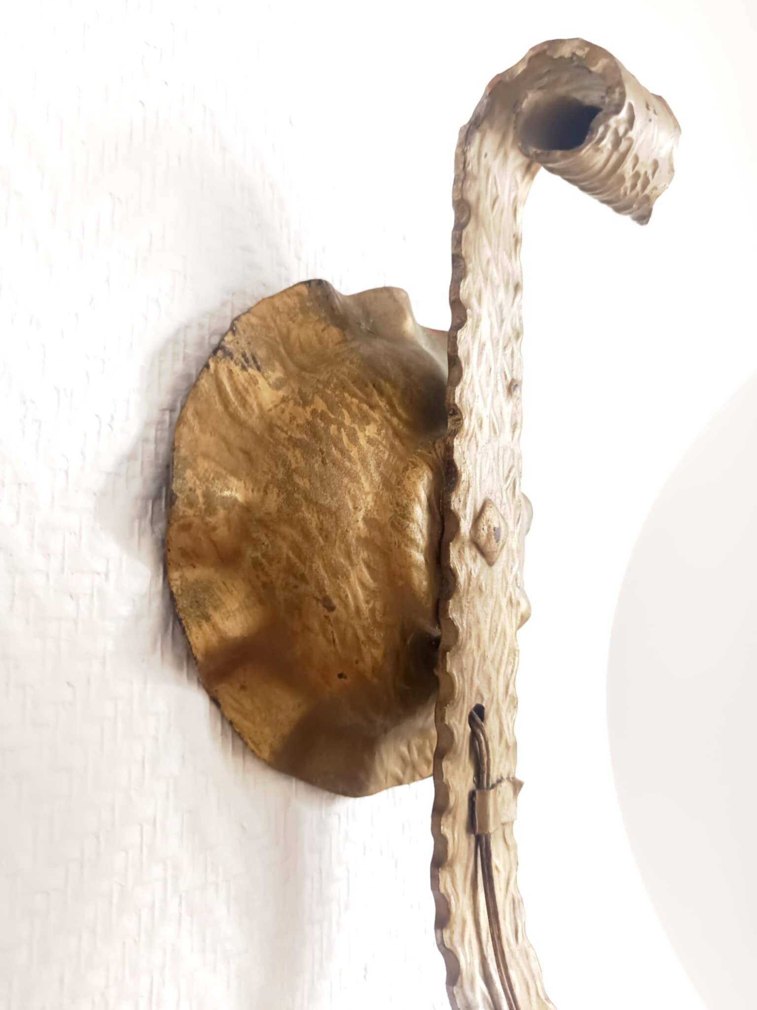 Pair of brutalist wall sconces in gilded metal from around 1970.