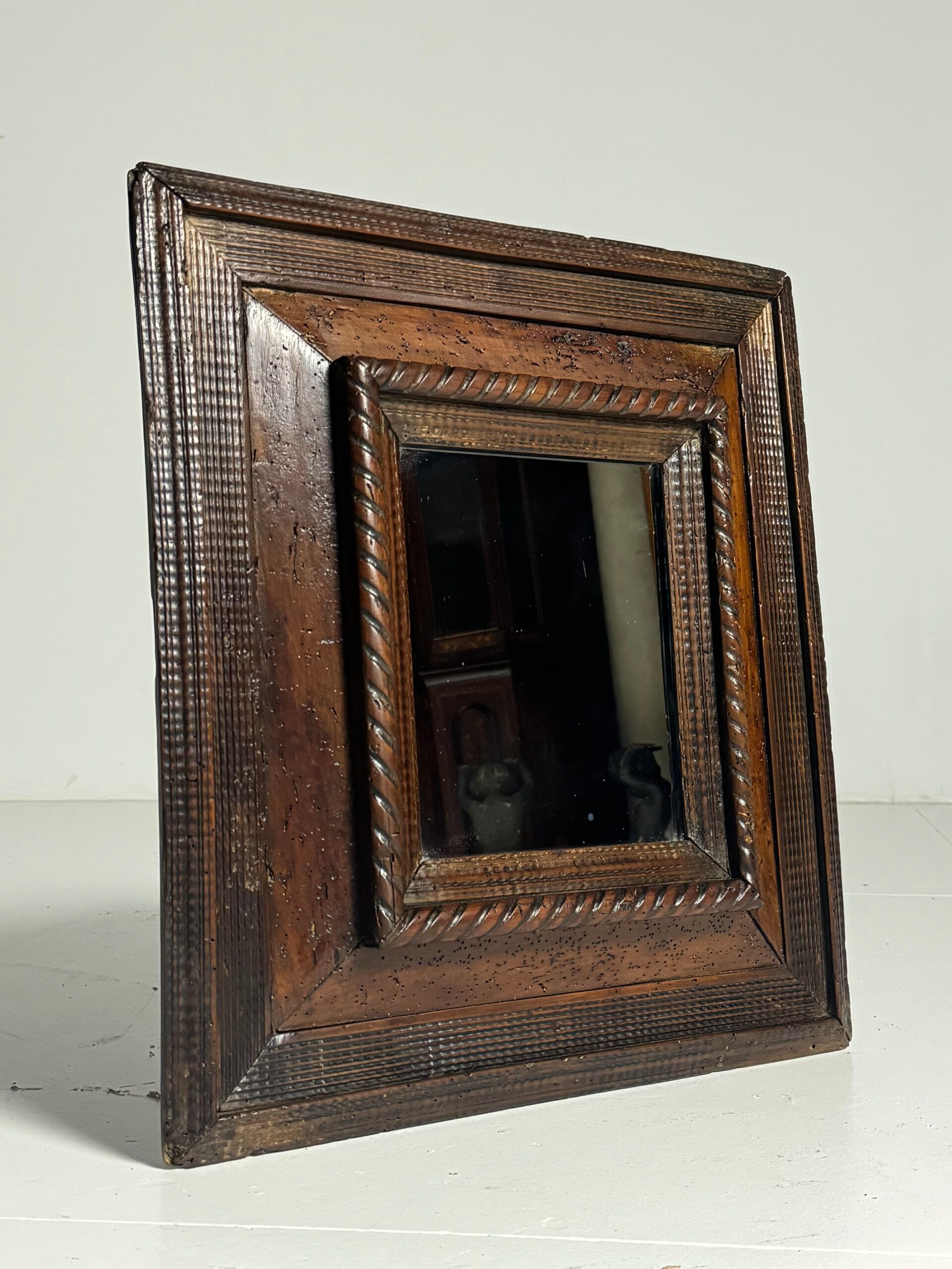 Miroir à cadre ondulé du XVIIIe siècle