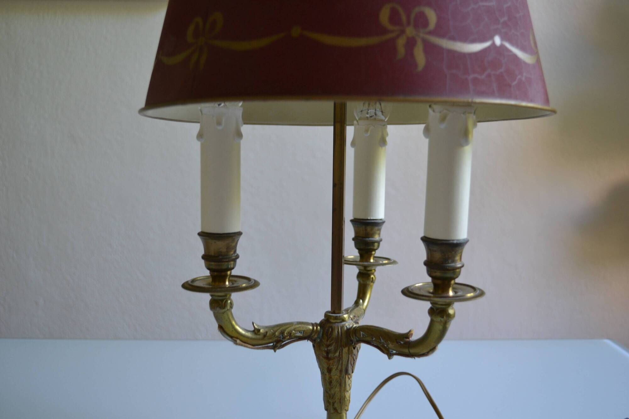 Lampe bouillotte 3 feux bronze et abat jour tôle bordeaux