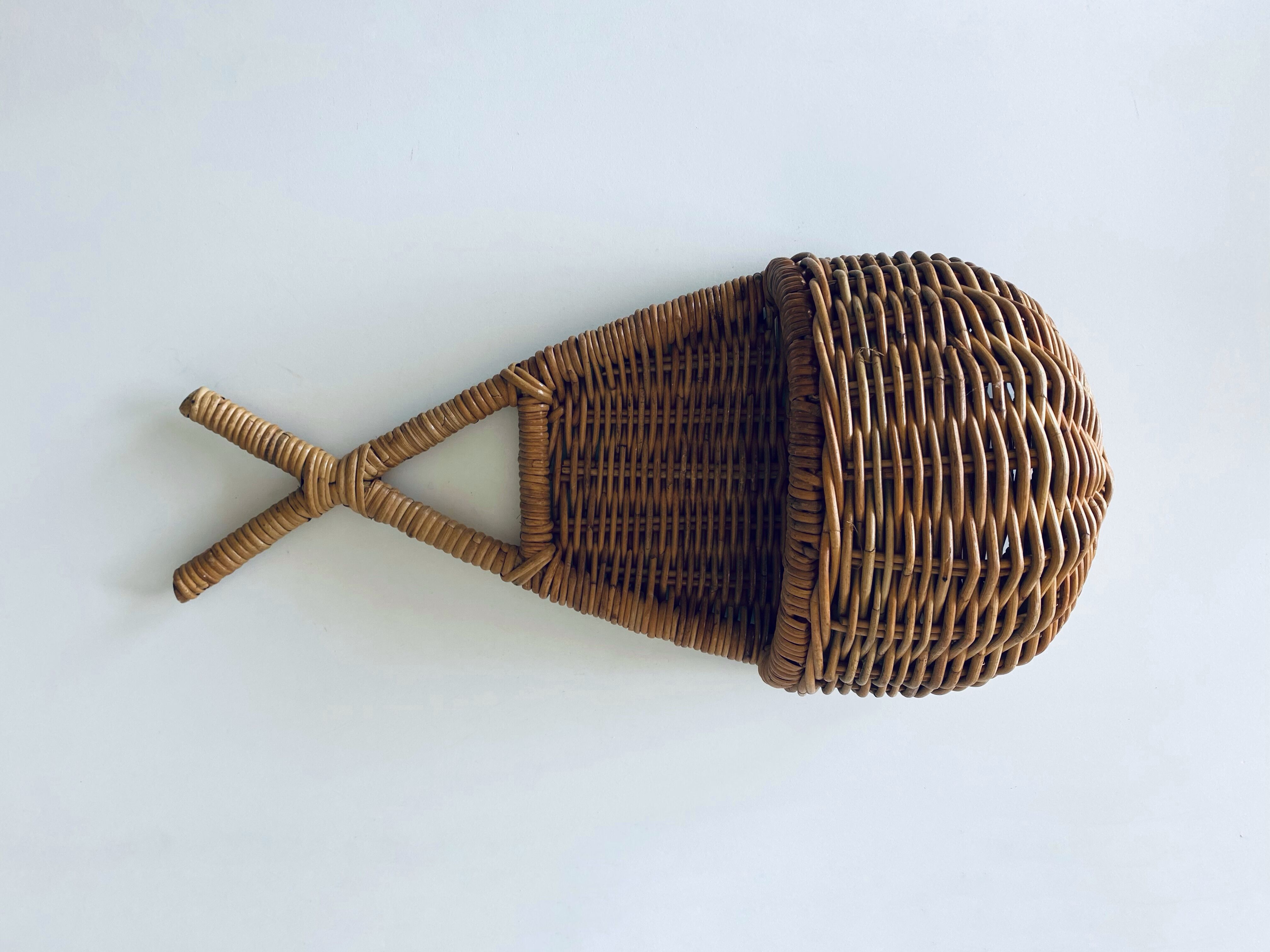 Vintage wall basket in rattan