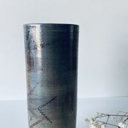 Vase tubulaire en céramique signé