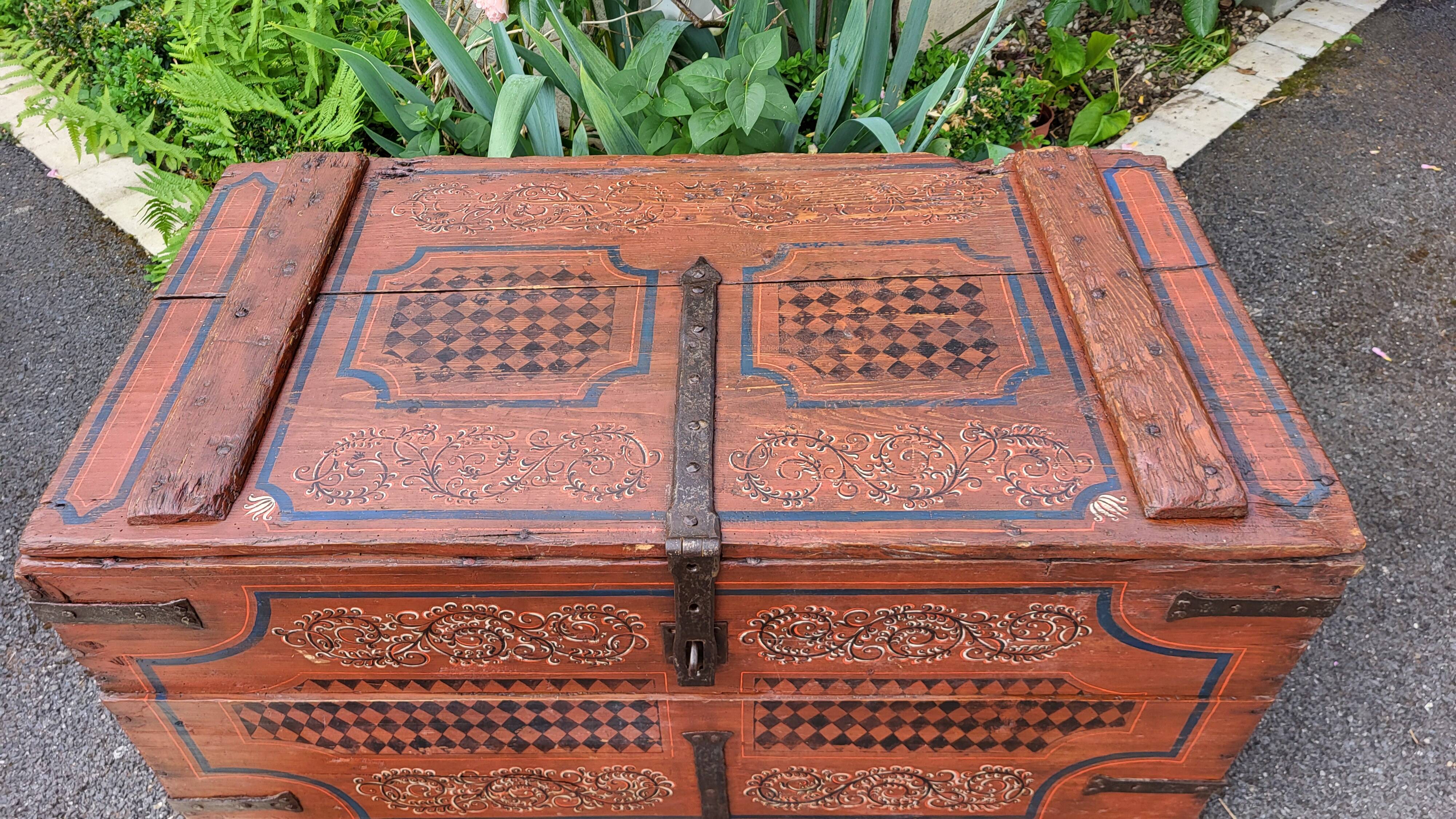 Coffre de mariage ancien en bois peint XIXème