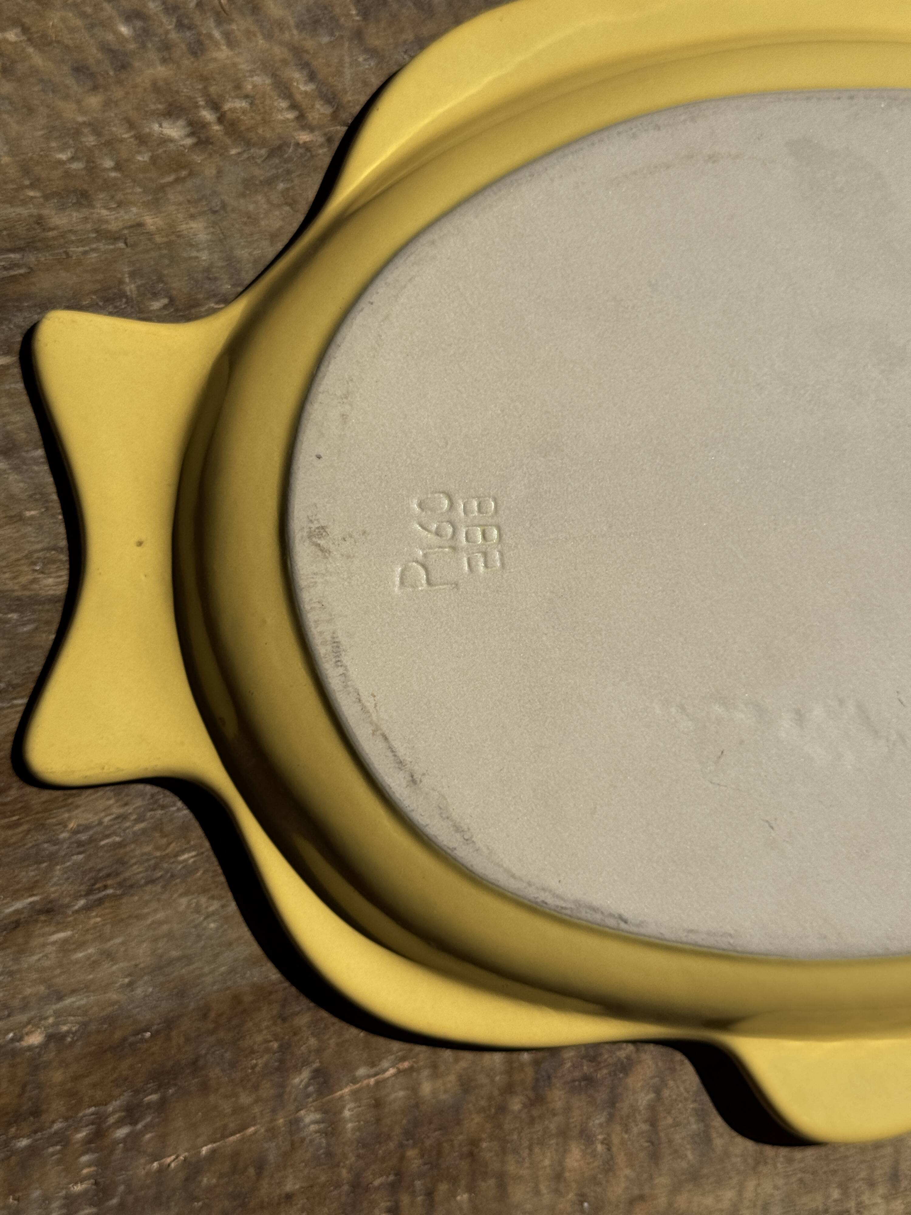 Yellow fish-shaped dish L38