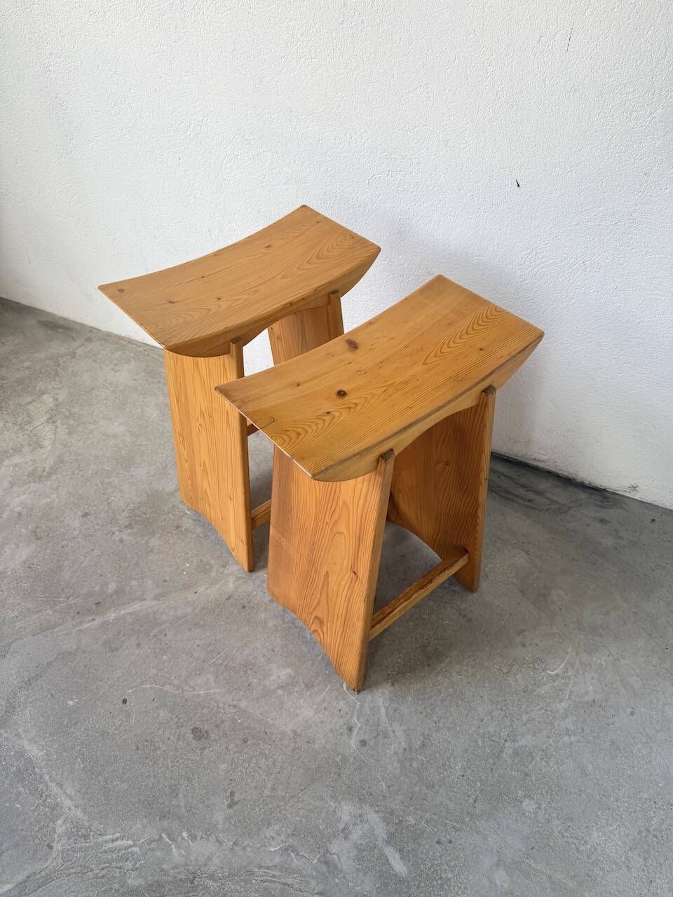 Scandinavian pine stools with Japanese inspiration.
