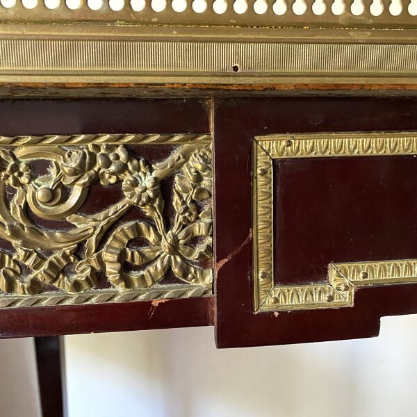 Table de salon , bureau style Louis XVI en bois, marbre et laiton