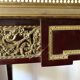 Table de salon , bureau style Louis XVI en bois, marbre et laiton