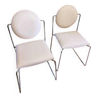 Paire de chaises en skaï blanc