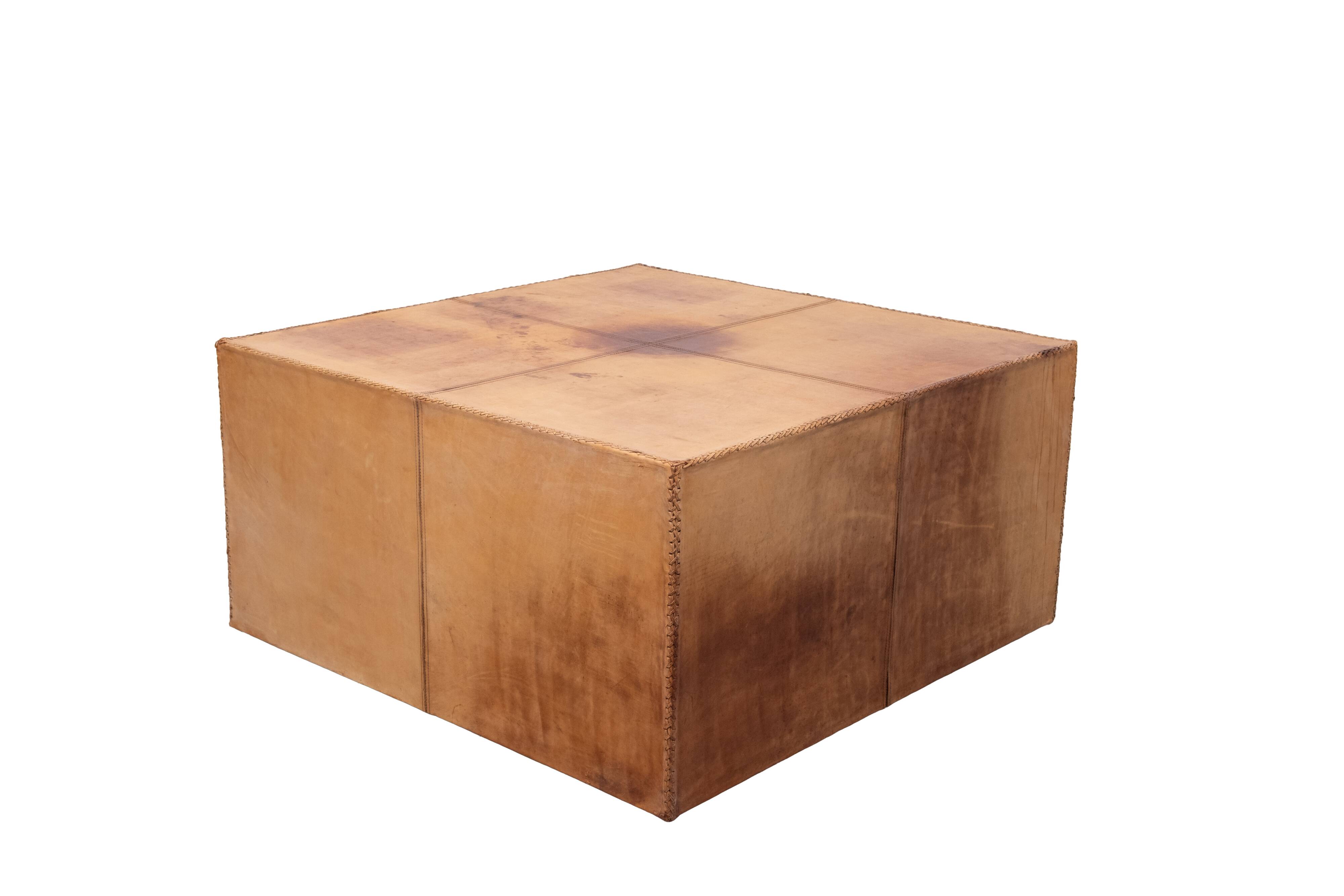 Table basse en cuir cognac à grands points des années 1970, France