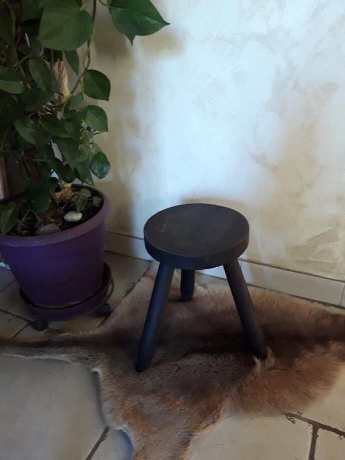 Tripod farm stool
