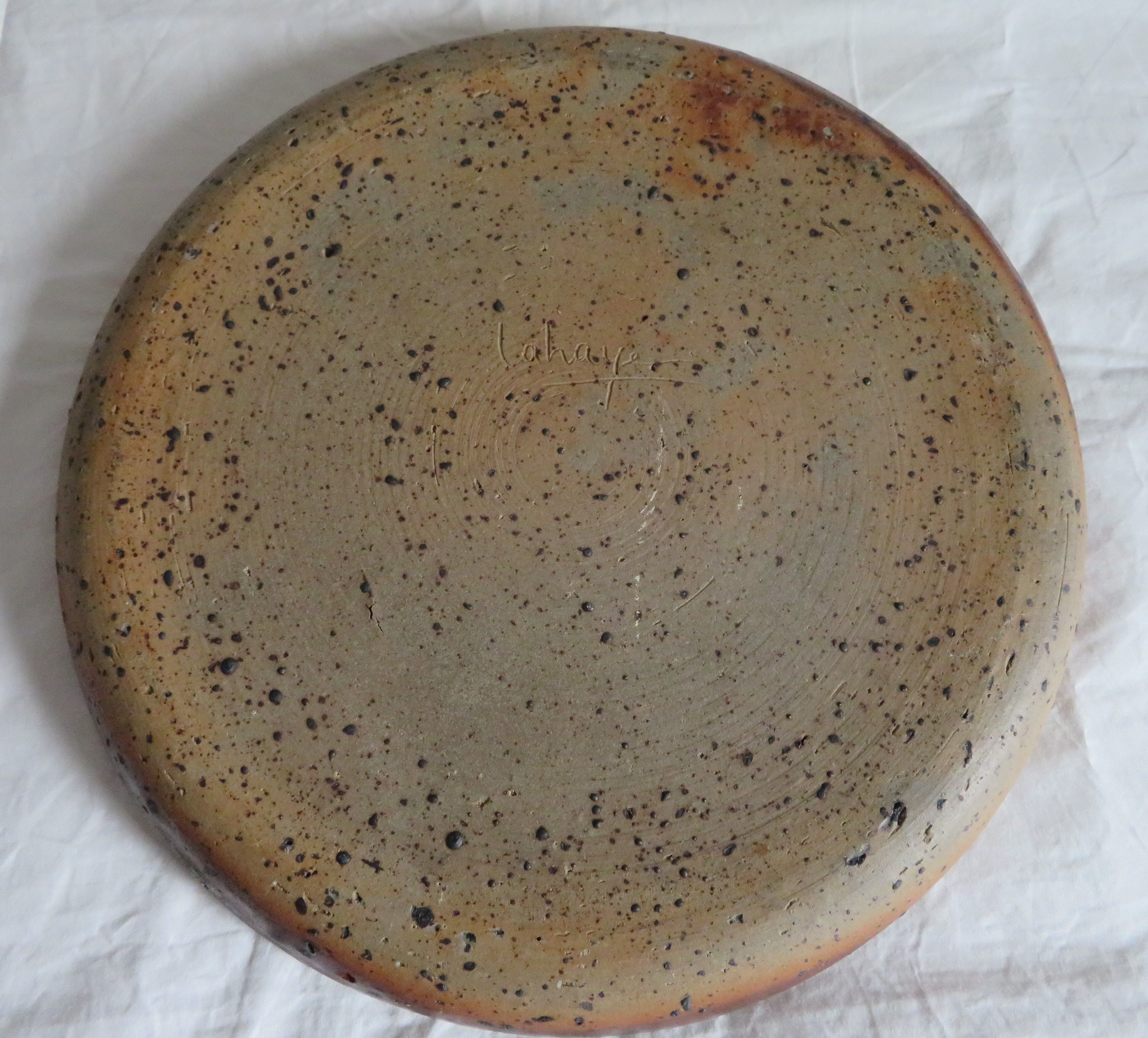 Round dish in varnished sandstone