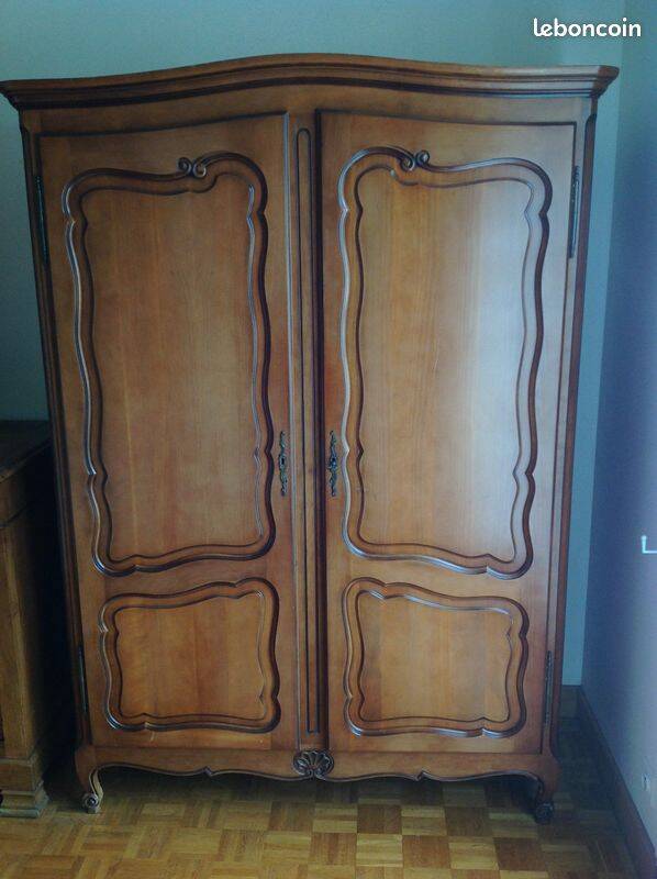 Armoire en merisier massif avec étagère, penderie et miroir intérieur