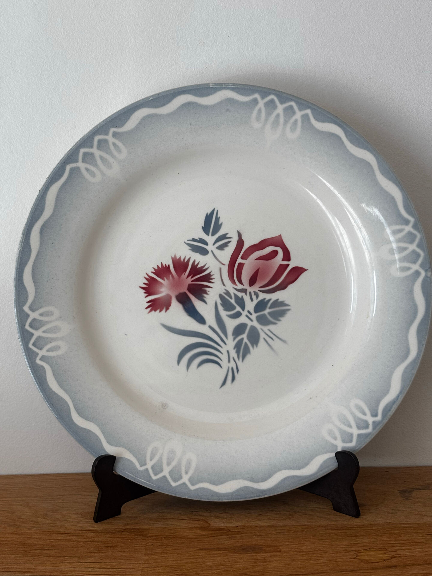Ensemble de deux assiettes plates fleuries en faïence