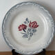 Ensemble de deux assiettes plates fleuries en faïence