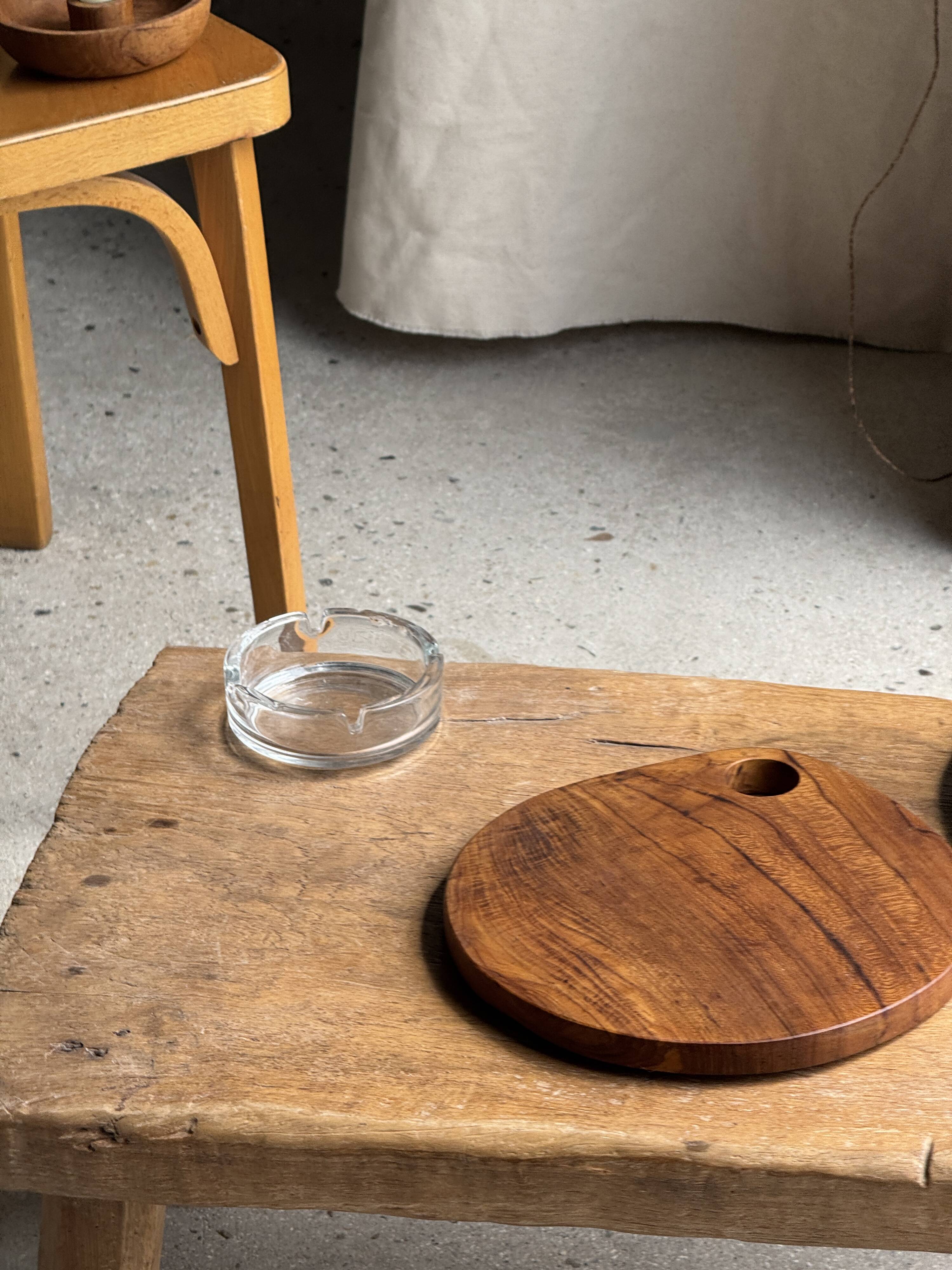 Average circular teak monoxyle chopping board with handle 26 x 18.
