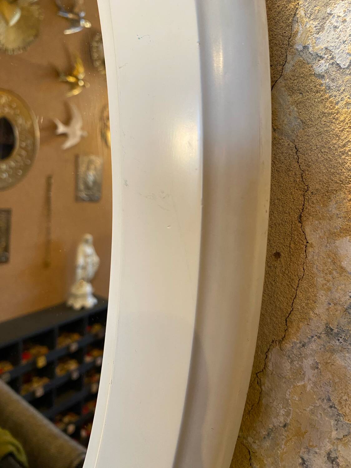 Oval mirror in white wood