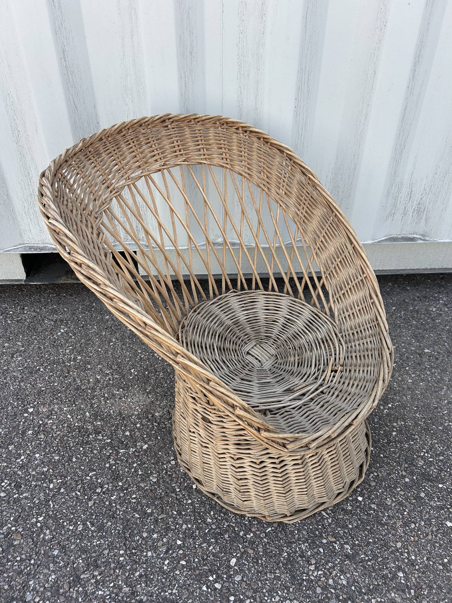 salon avec 3 fauteuils en osier