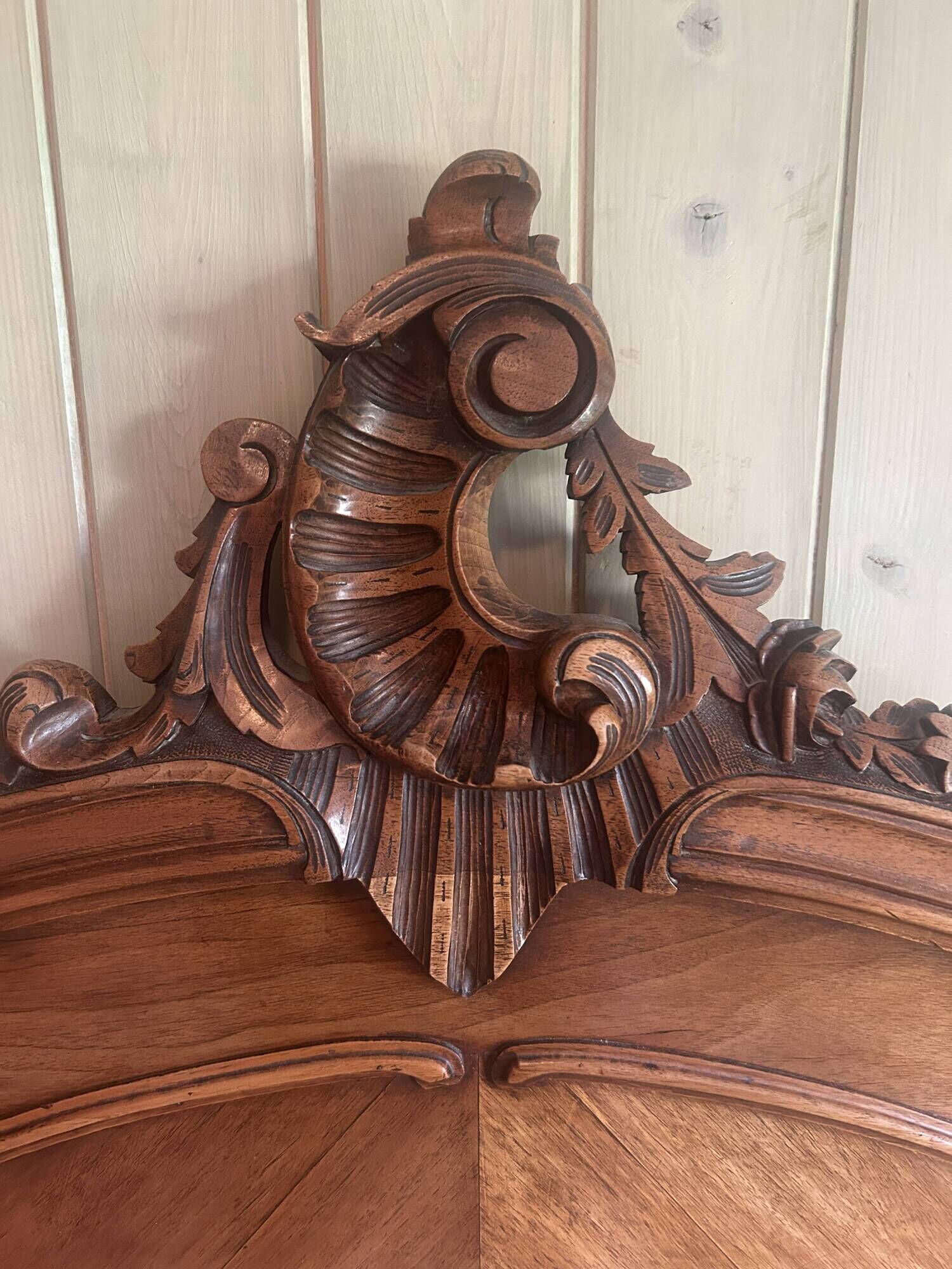 Very beautiful antique double bed in Louis XV style, made of wood and walnut veneer.