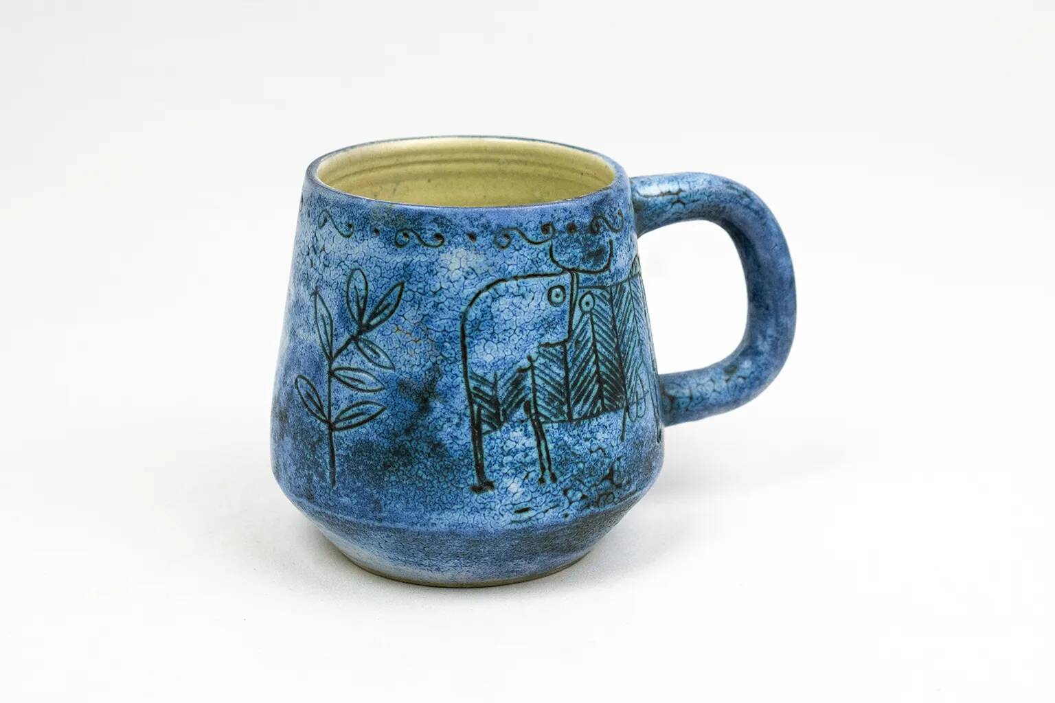 Mug Jacques Blin – Faïence émaillée bleue décor incisé animaux fantastiques