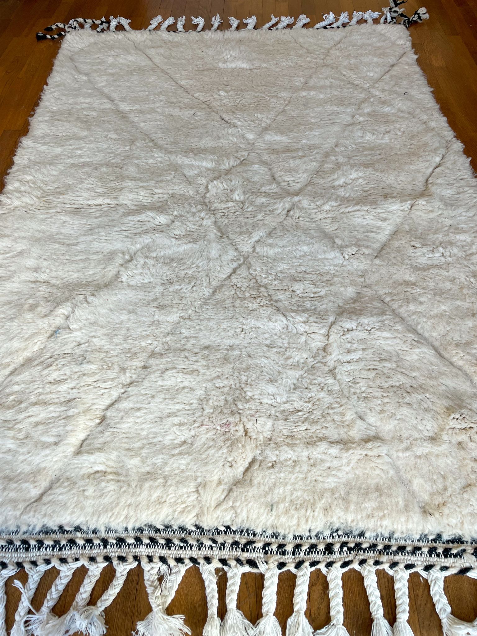 Tapis berbère béni ouarain blanc motifs à reliefs et finitions noires