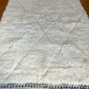 Tapis berbère béni ouarain blanc motifs à reliefs et finitions noires