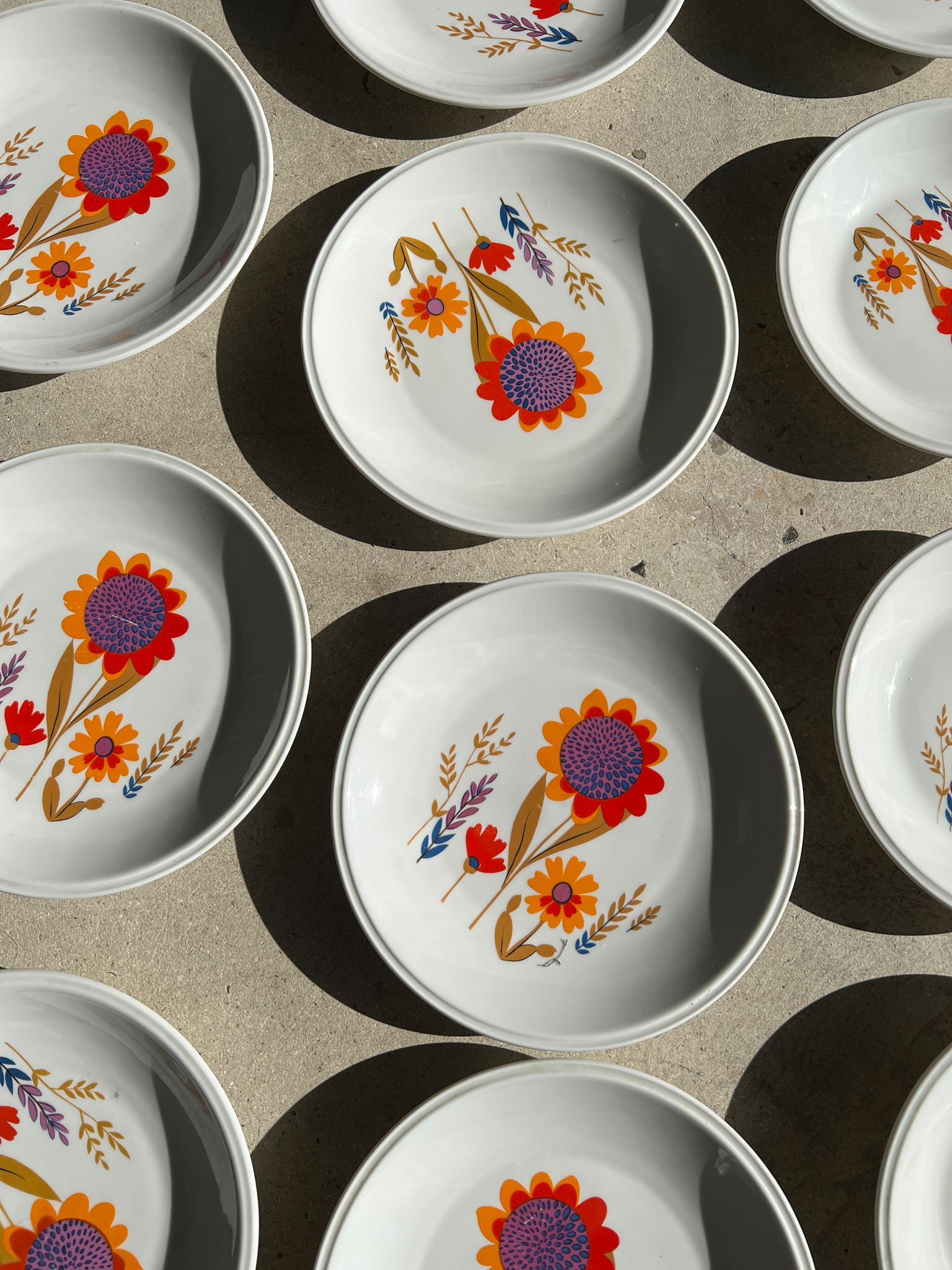 Ensemble vintage d'assiettes porcelaine de Sologne à motif floral stylisé