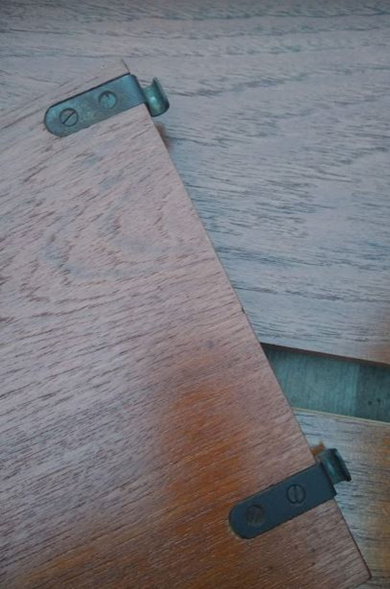 Vintage wall shelf in Teak veneer and black metal, Nisse Strinning, 60s