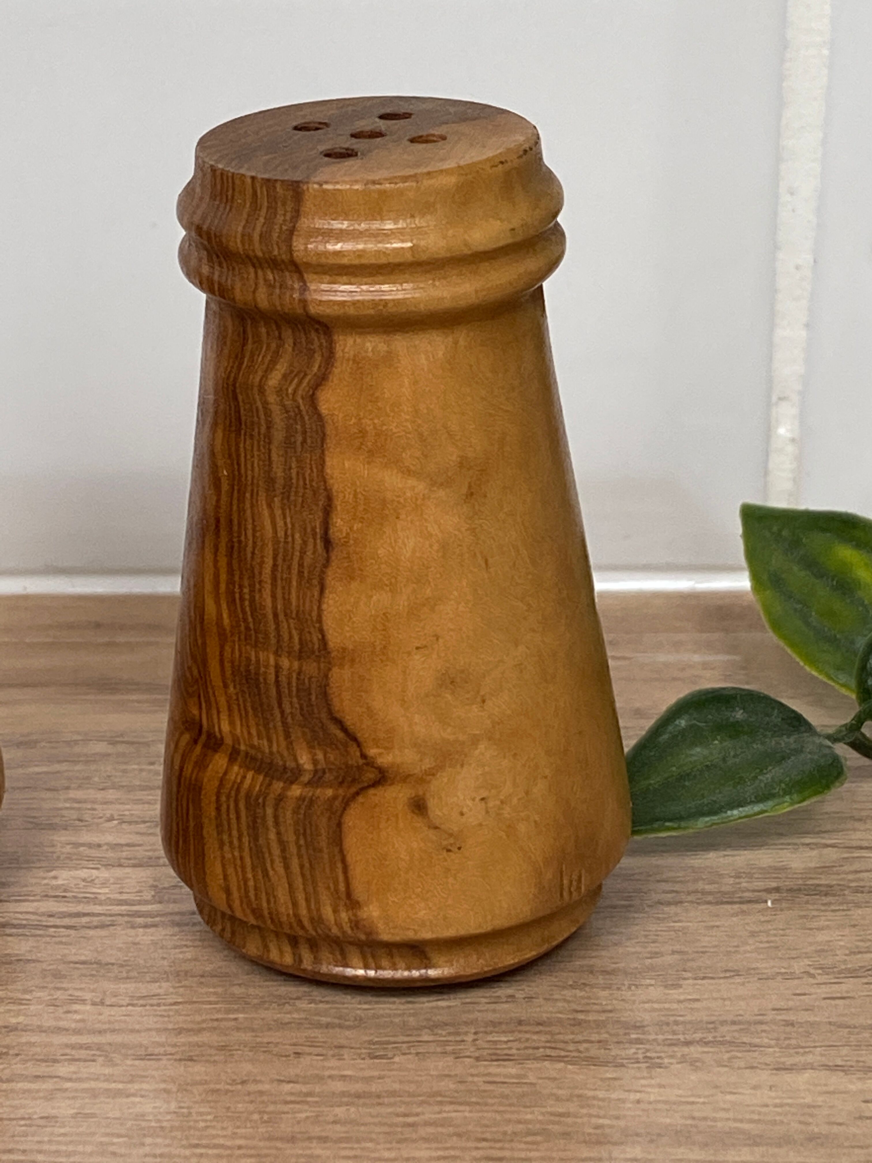 Salt and pepper shaker in Olivier