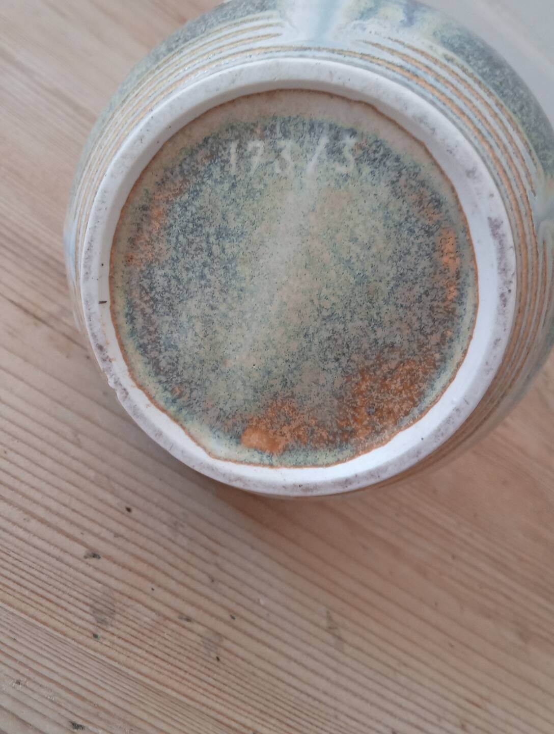 Flower-shaped stoneware vase