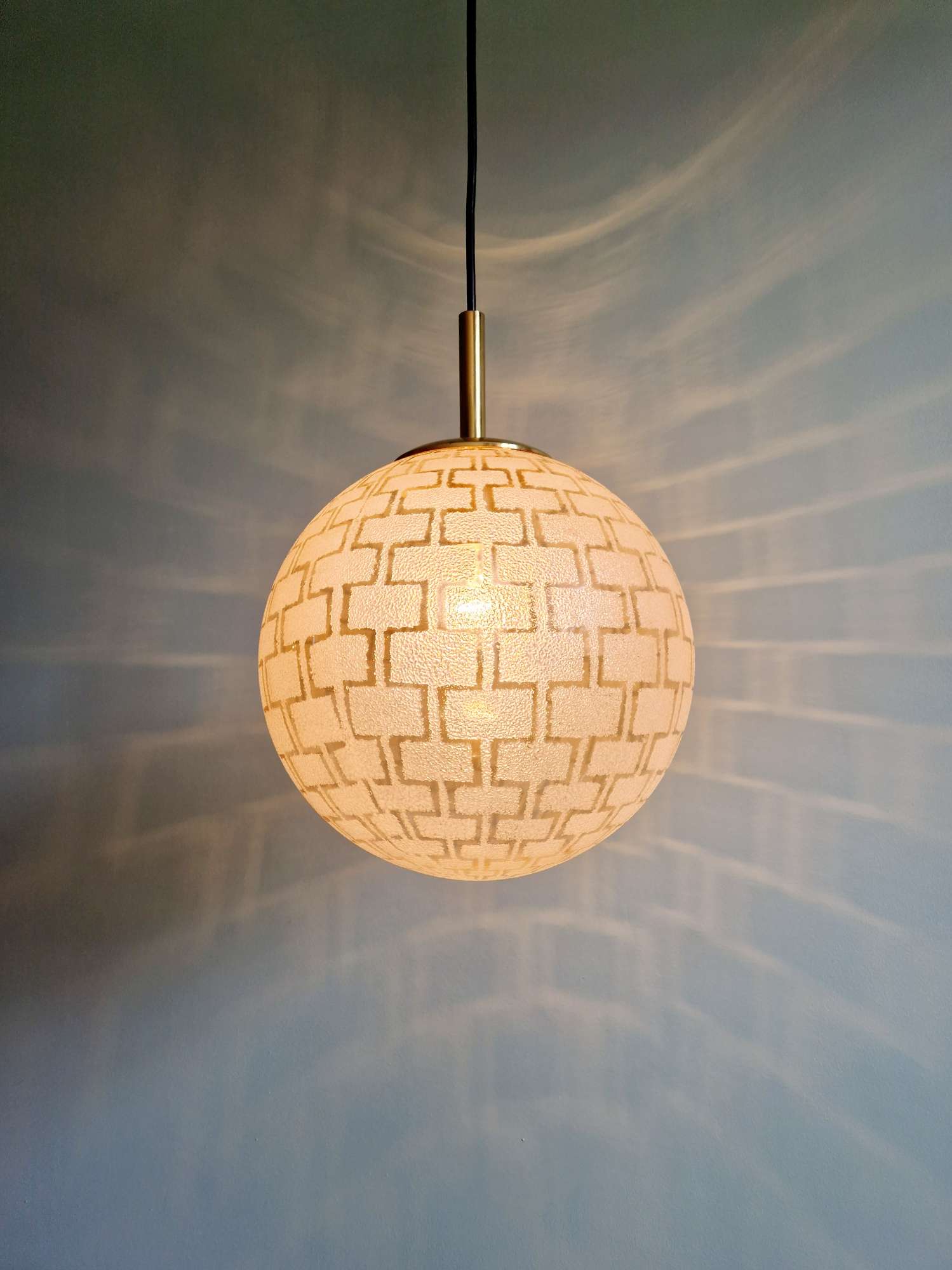 Suspension Space Age in brass and textured glass, 1970s