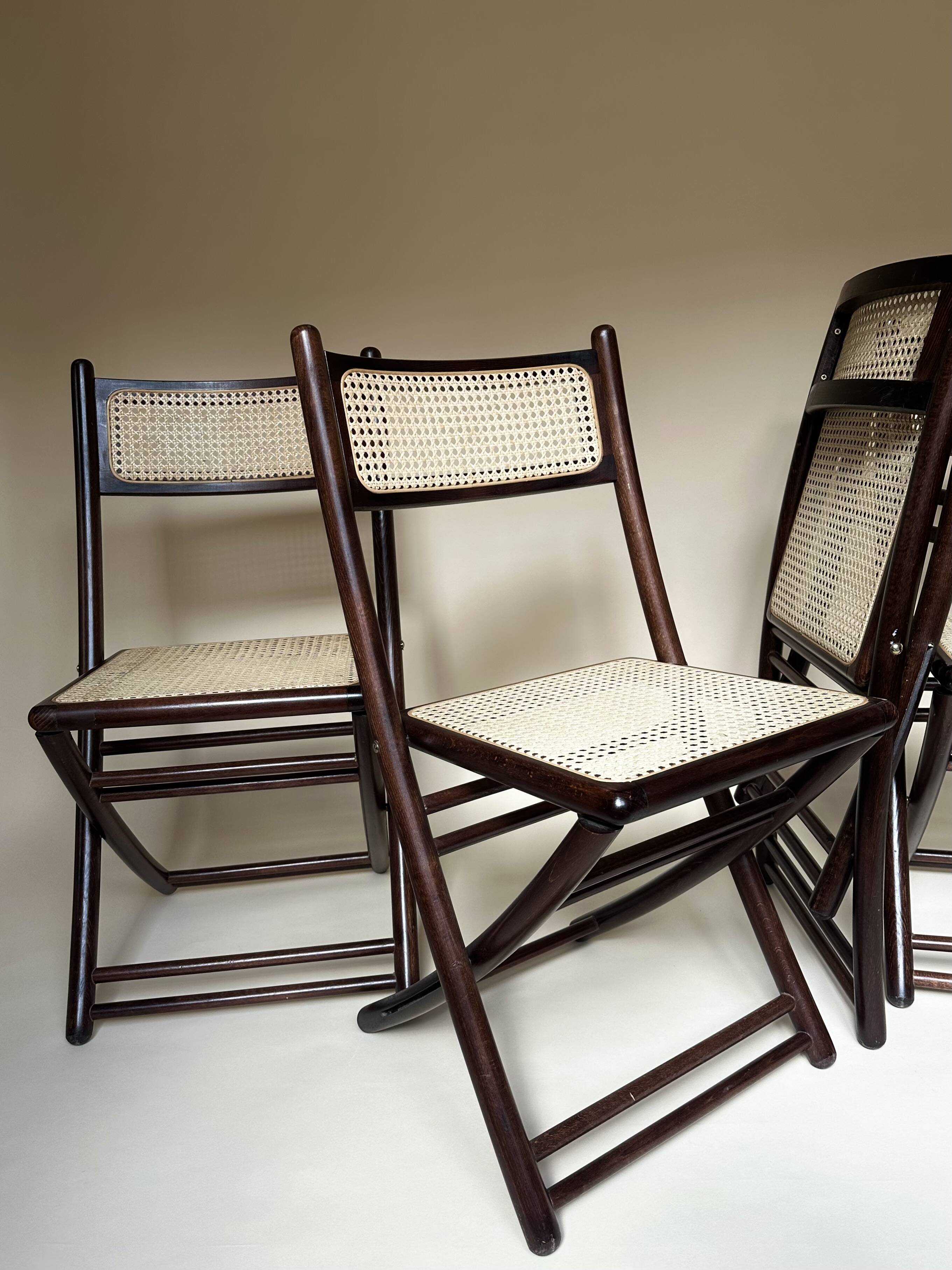 Set de quatre chaises pliantes en bois et cannage