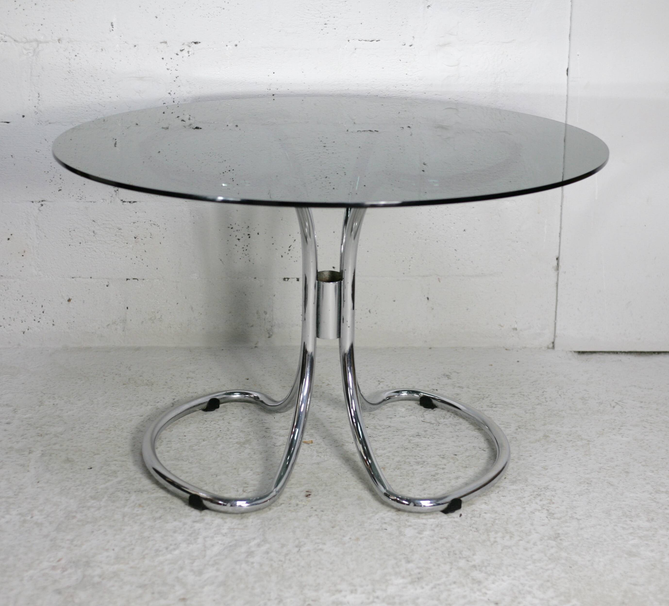 Table style Gastone Rinaldi, Italie, circa 1970. Acier chromé et dalle verre fumé.