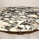 Petite table de style Louis XV en bois doré et plateau de marbre