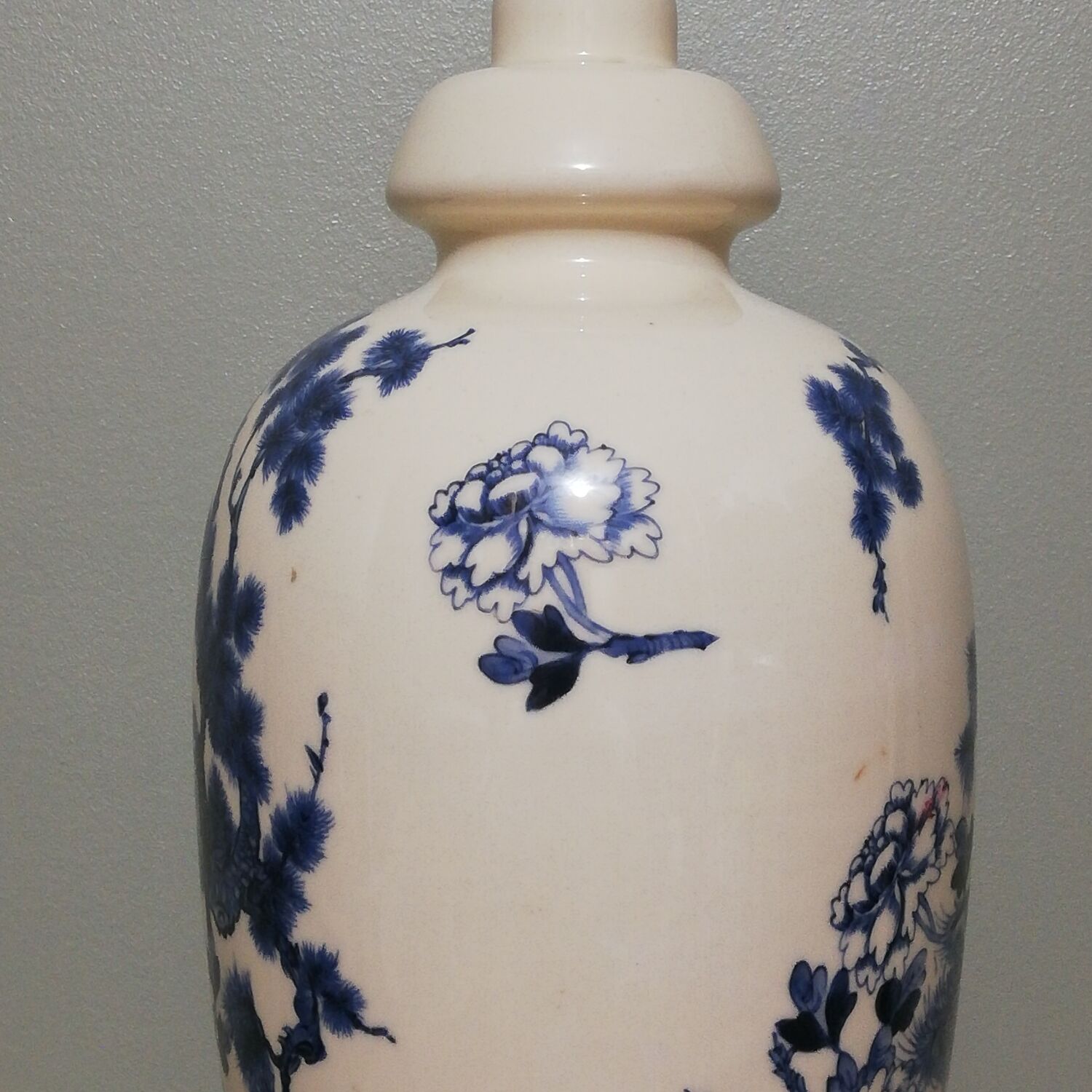 Ceramic lamp with Asian decoration with matching lampshade.