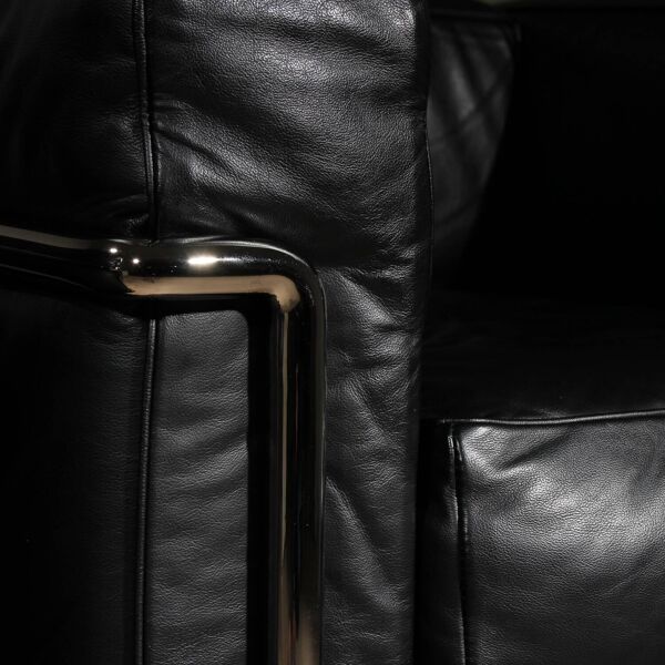 2 fauteuils 'LC2' par Le Corbusier, P. Jeanneret, C. Perriand pour Cassina