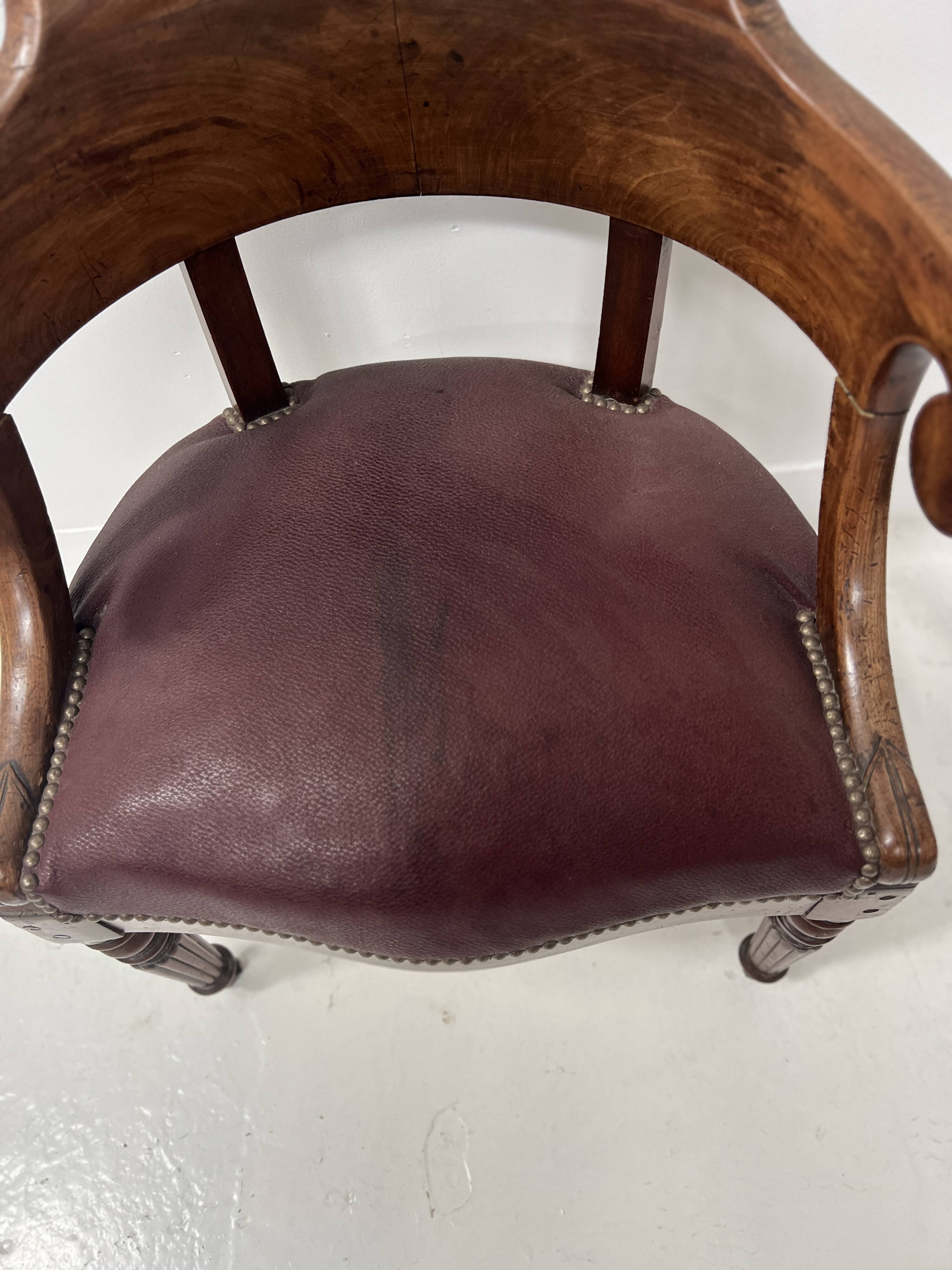 Fauteuil de bureau de style Empire en acajou et placage XIX siècle