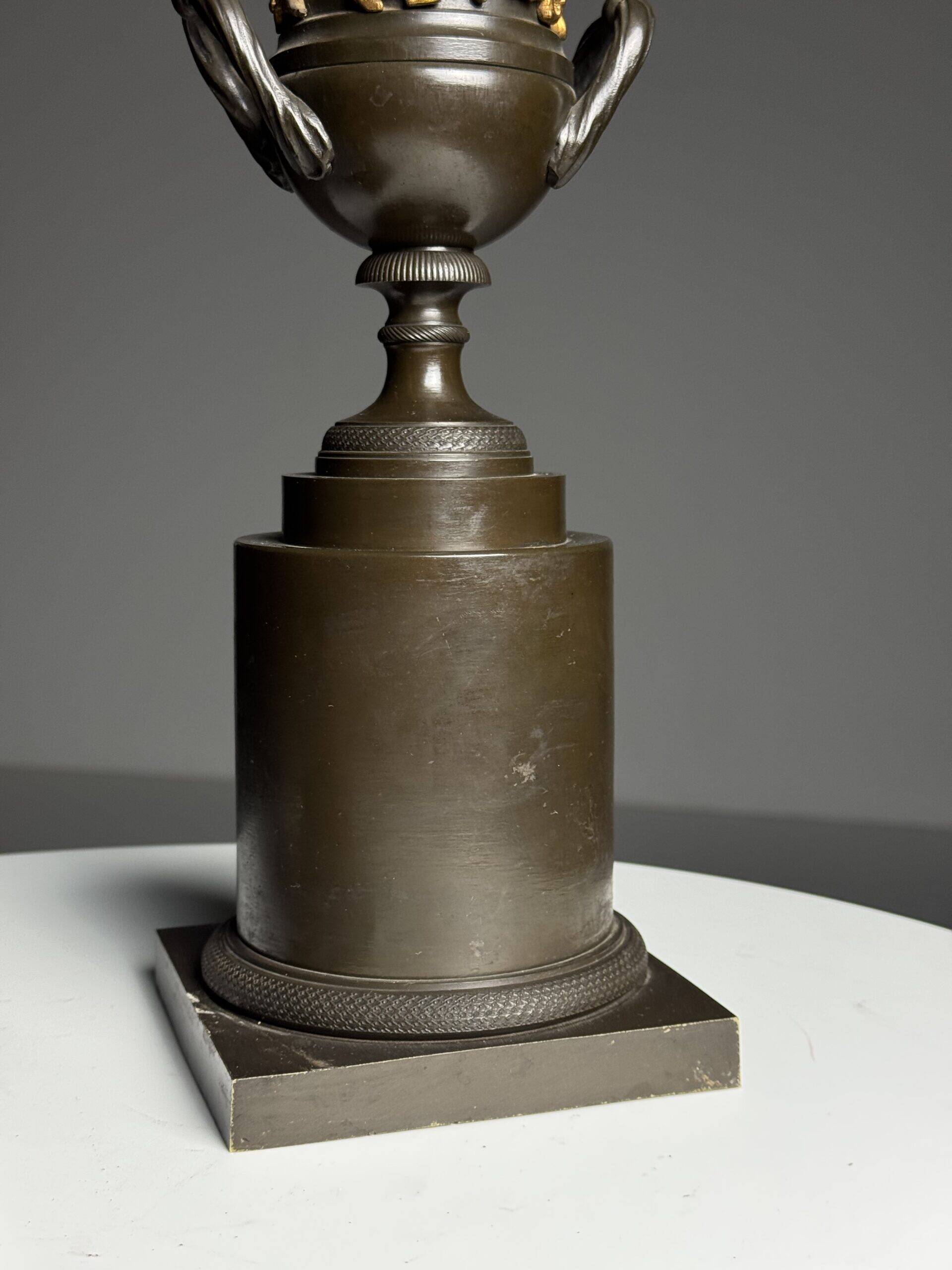 Paire de vases en bronze de style Empire