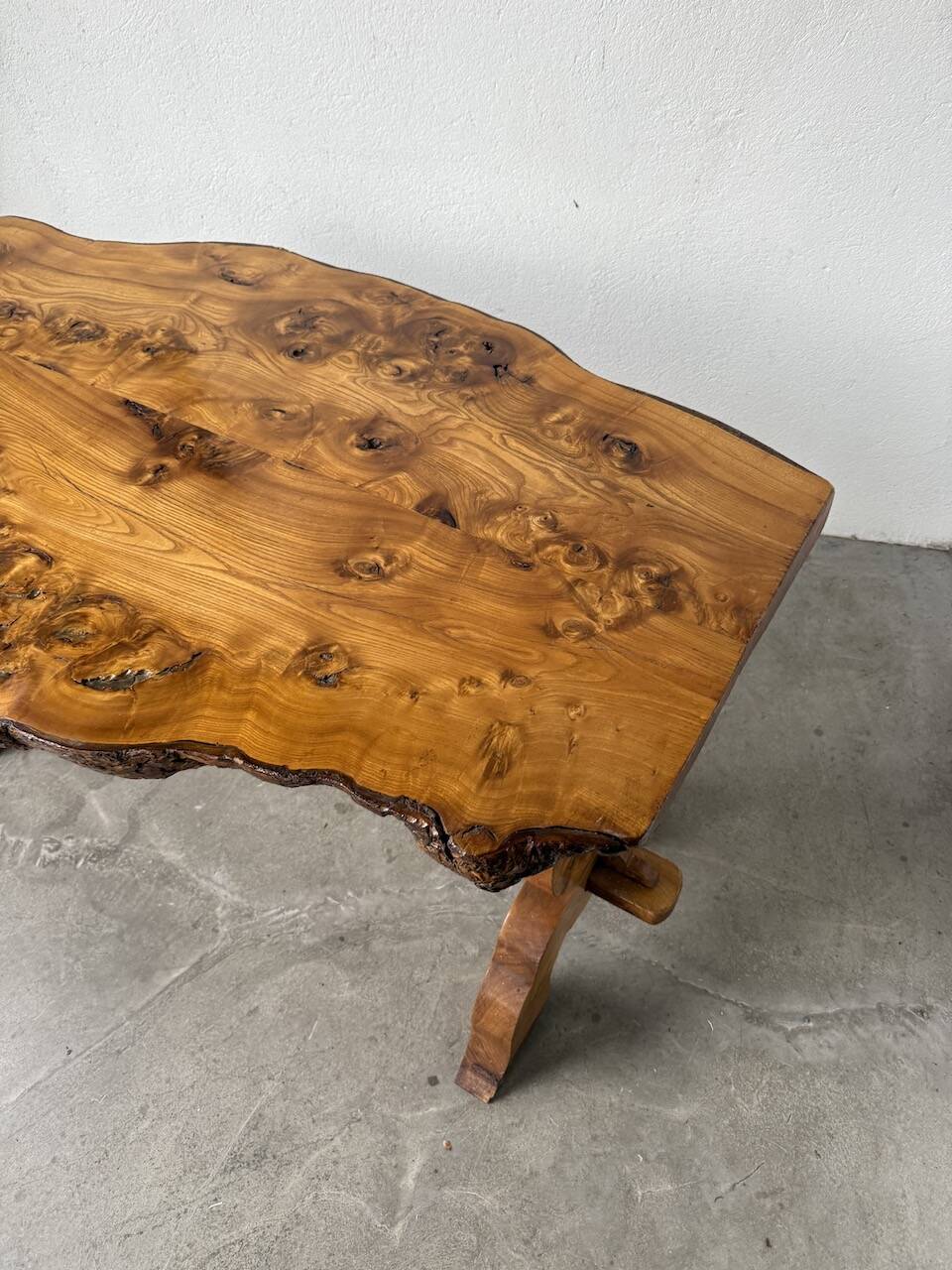Table artisanale en orme massif, art populaire