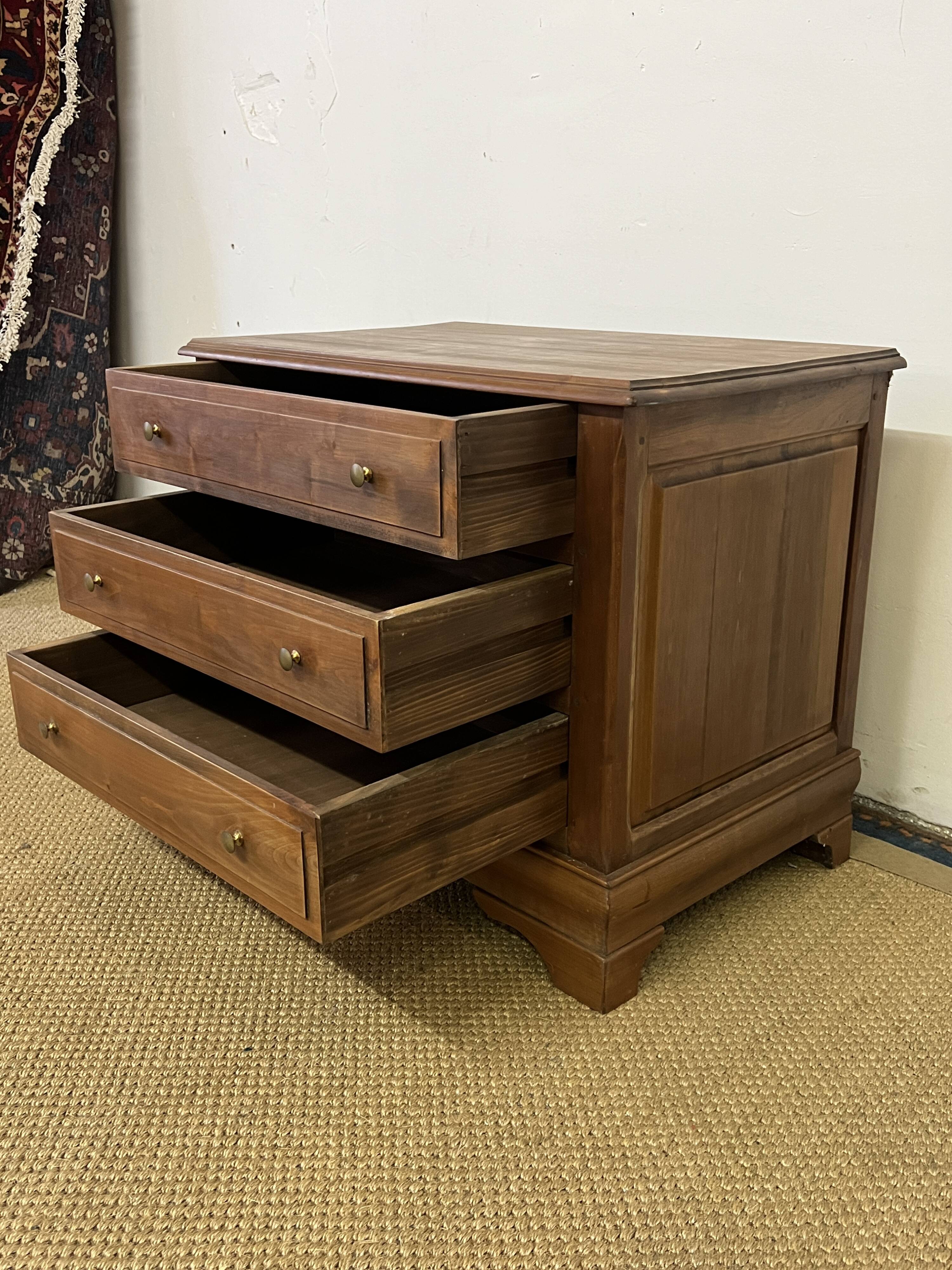 Small vintage wooden chest of drawers 3 drawers