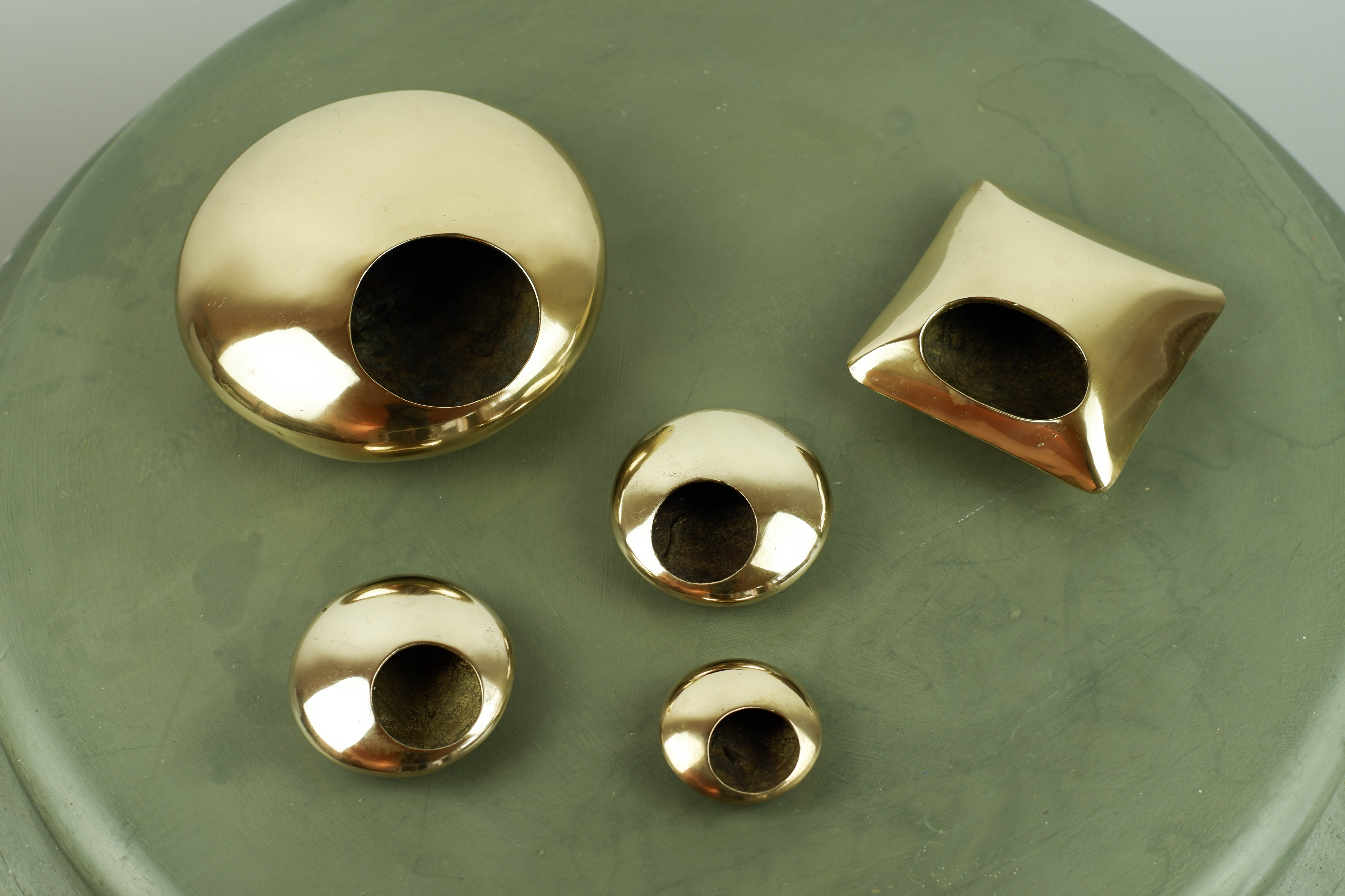 Set of pebble ashtrays in gilded bronze